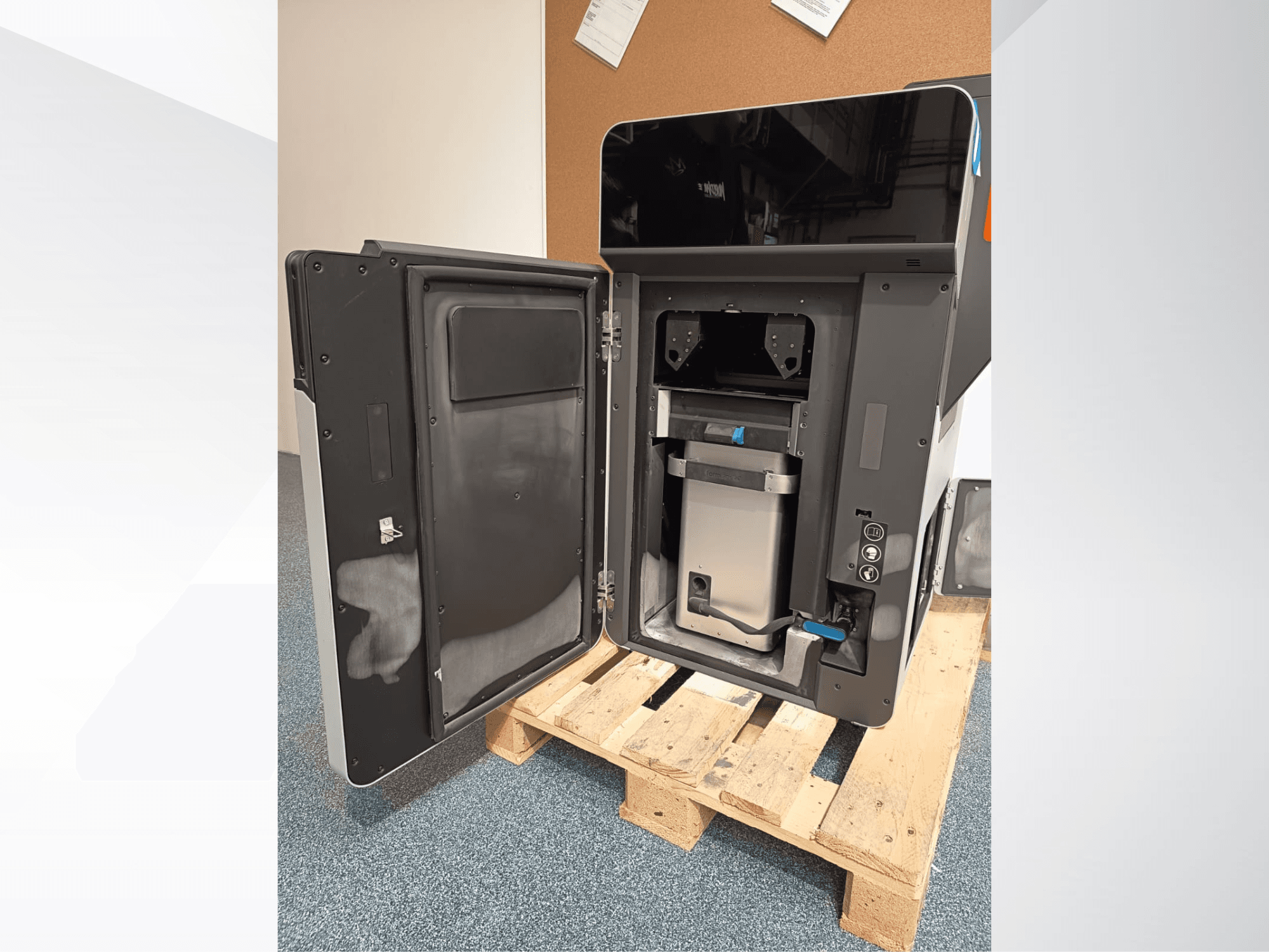 FORMLABS Fuse 1 3D-skrivare i plast, sidovy med öppen dörr som avslöjar interna komponenter och kontrollpanel.