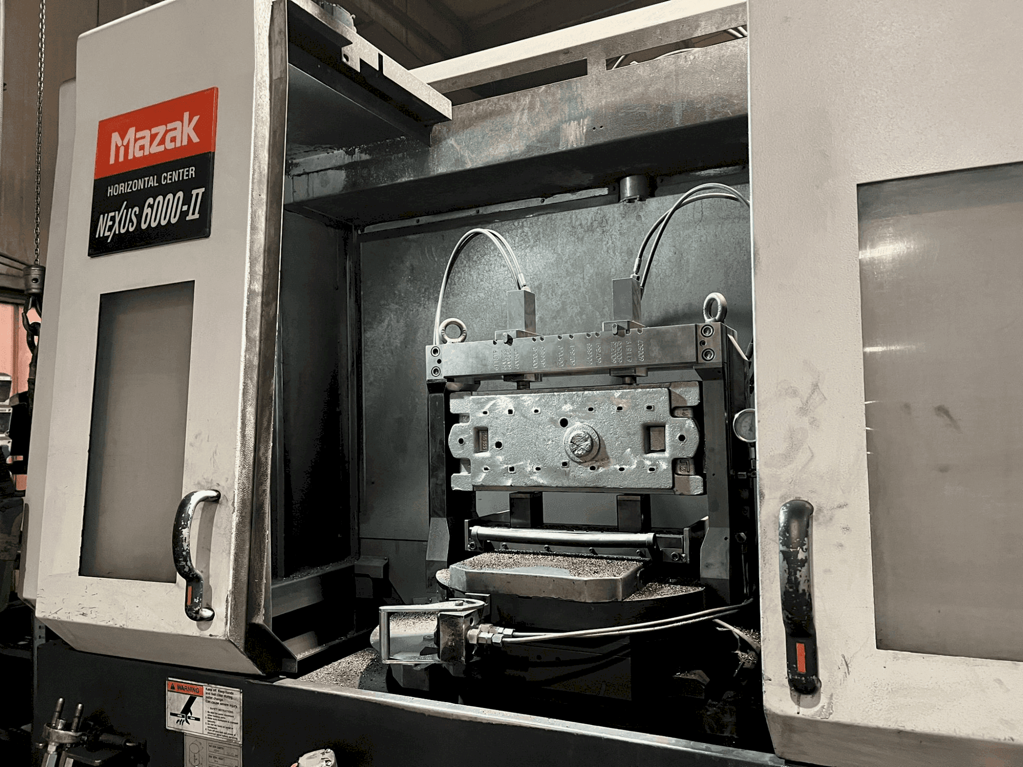 Mazak HI Nexus 6000 II-maskinen sedd från sidan