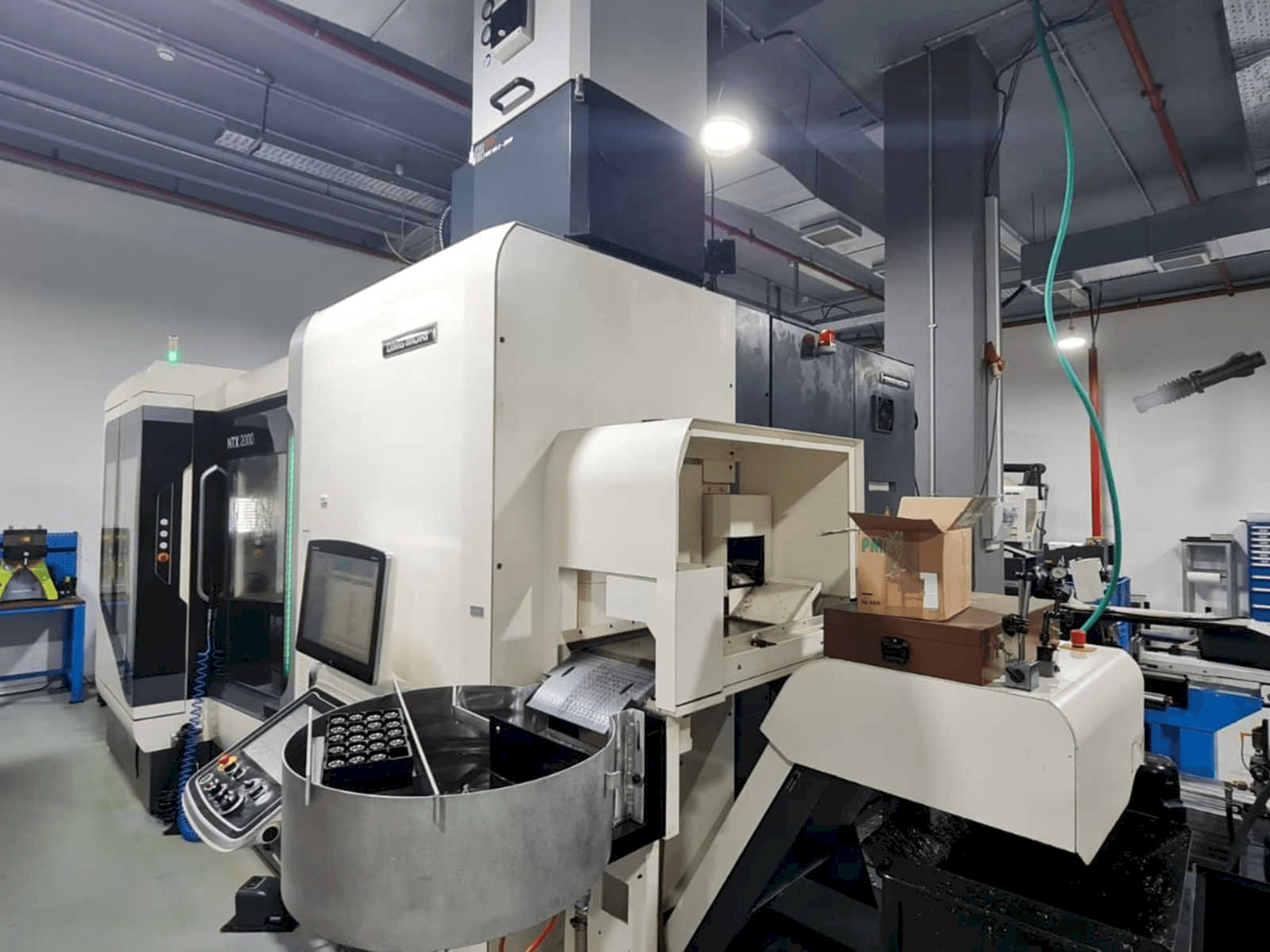 DMG MORI NTX2000/1500SZ-maskinen sedd från höger sida