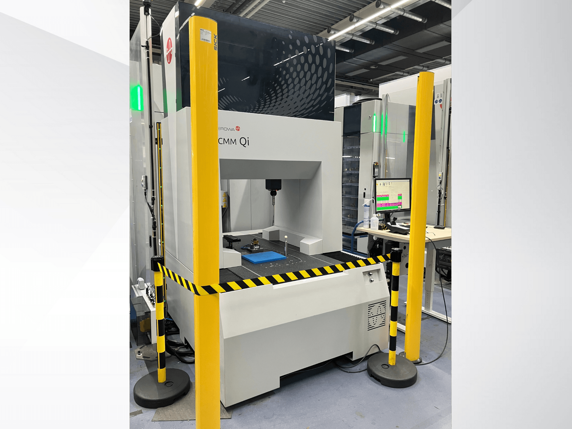 Koordinatmätmaskin CMM Qi från Aerovent, framifrån med säkerhetsbarriärer och monitor som visar mätdata.