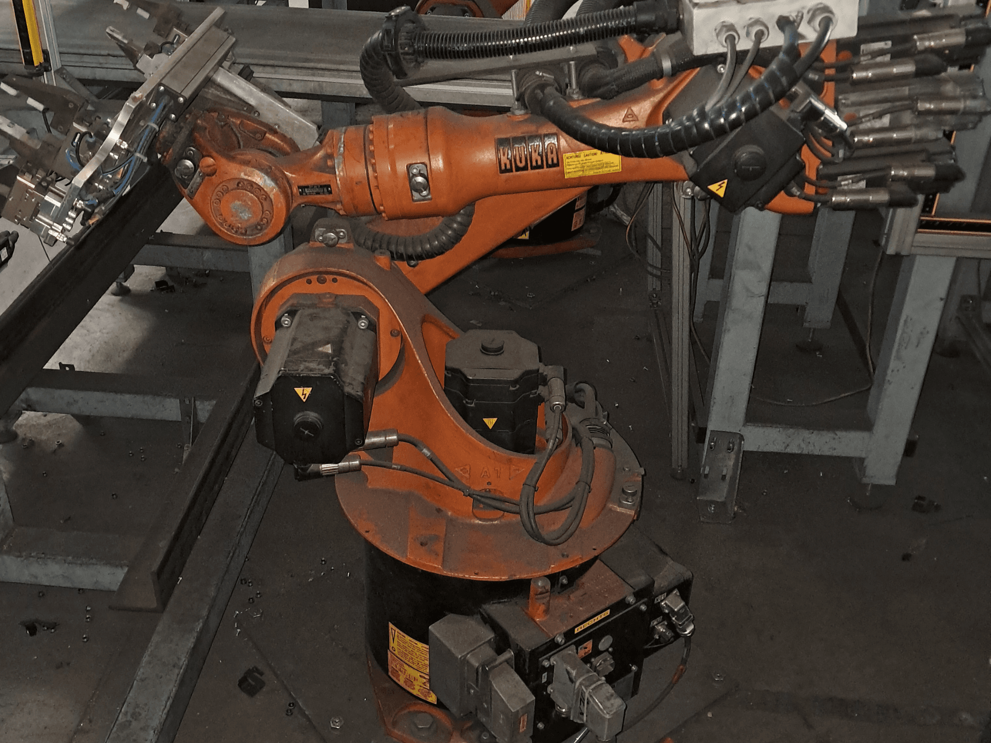 Robotarmen KUKA KR 16-2 sedd ovanifrån, där den orangefärgade kroppen, motorn och de mekaniska komponenterna syns tydligt.