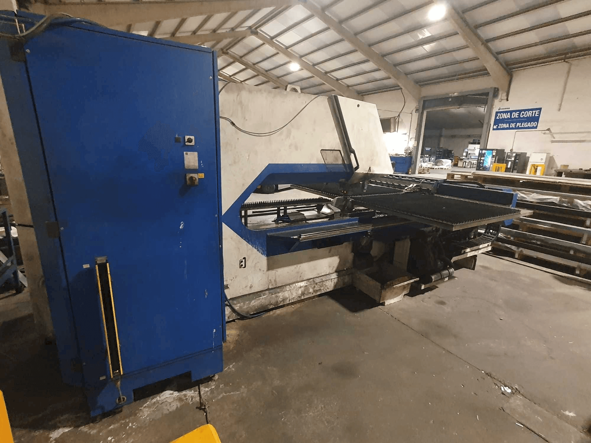 TRUMPF Trumatic 2000R-maskinen framifrån