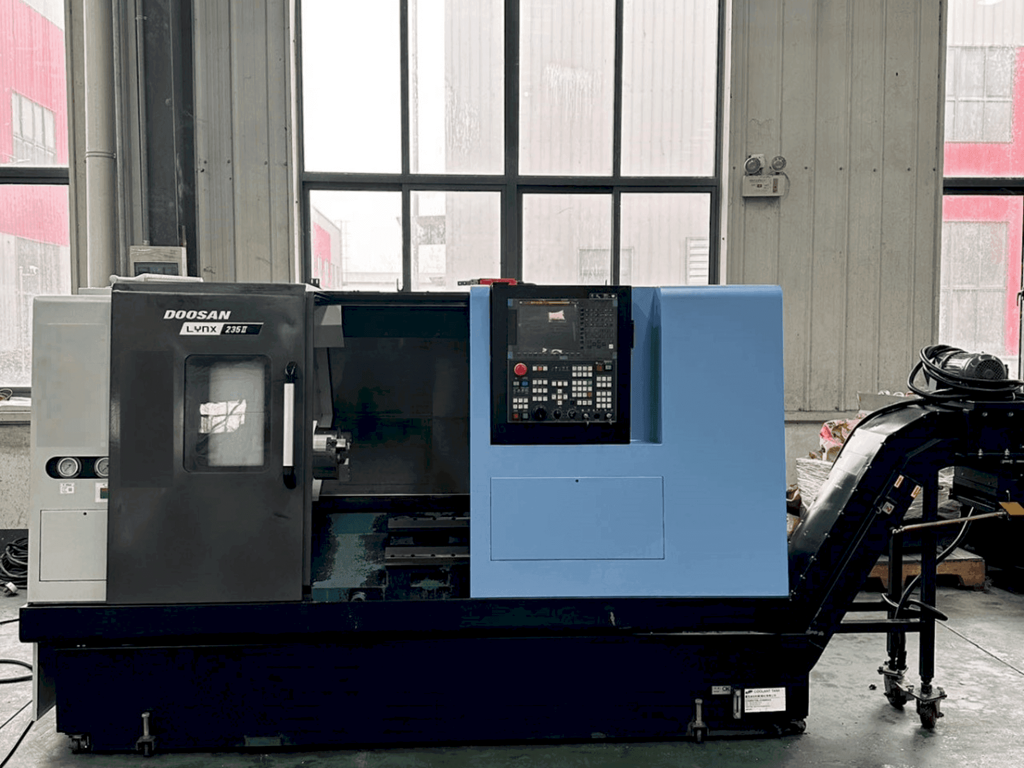 DOOSAN Lynx 235II-maskinen framifrån