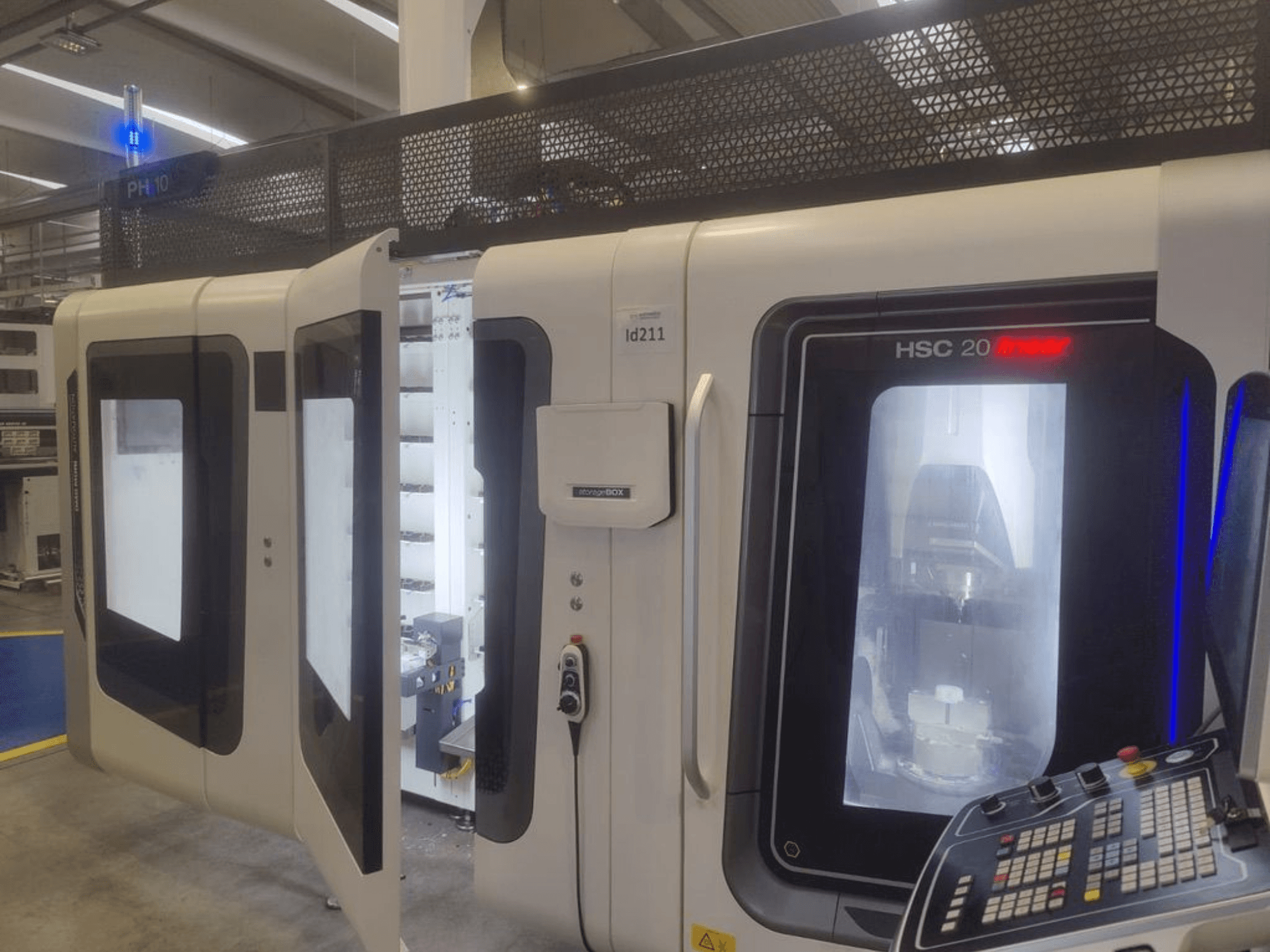 DMG MORI HSC 20 vertikalt bearbetningscenter, framifrån, med öppna dörrar som avslöjar bearbetningsinteriören och kontrollpanelen.