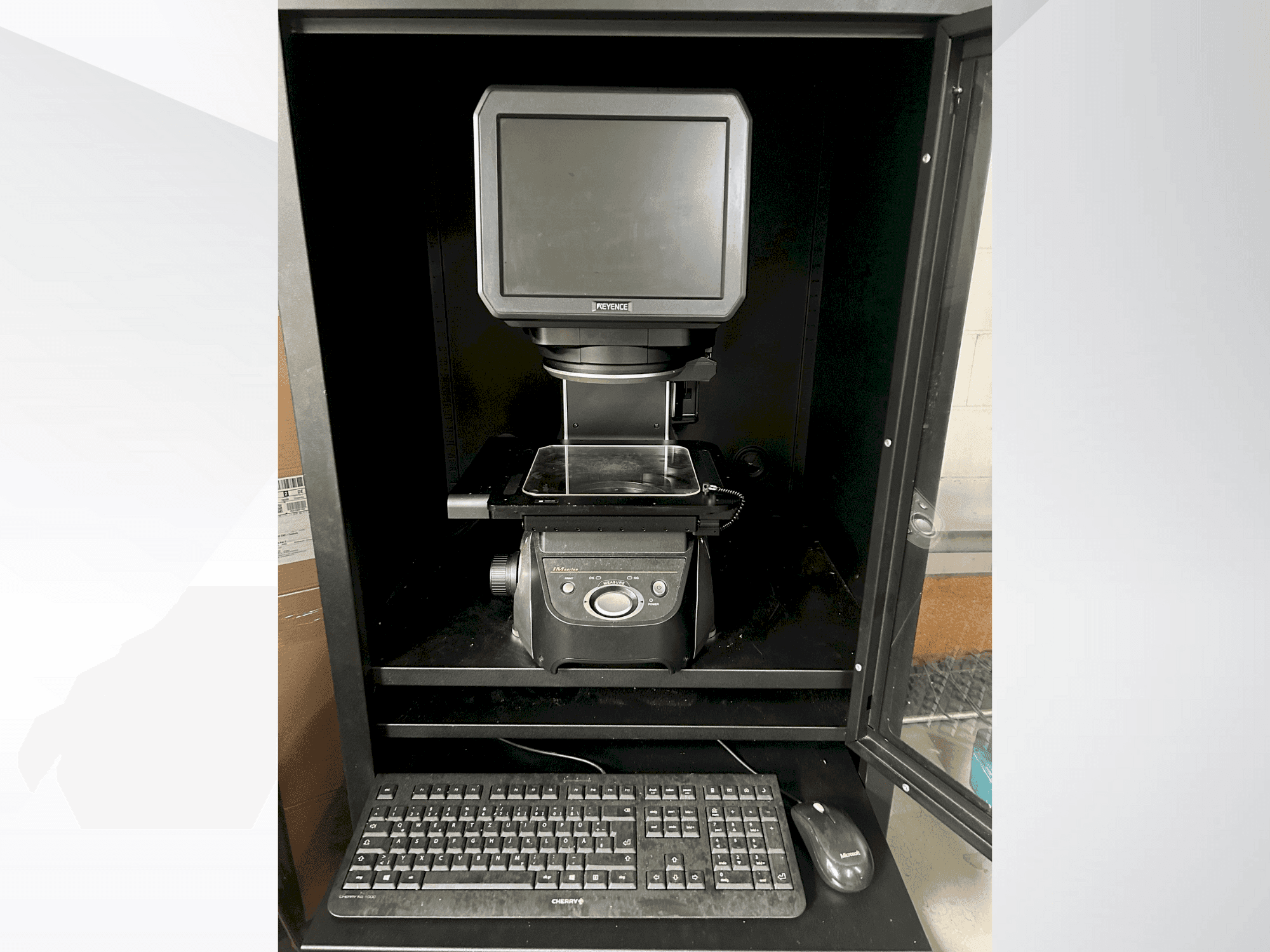 KEYENCE IM 7020-maskinen framifrån