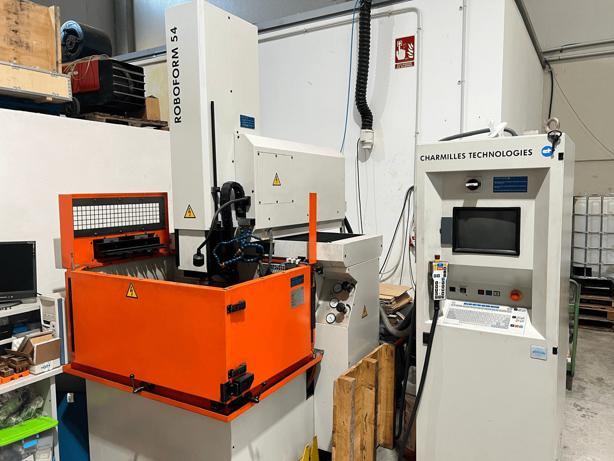 AgieCharmilles Roboform 54 pressänkningsmaskin, framifrån, med orange arbetstank och styrenhet.