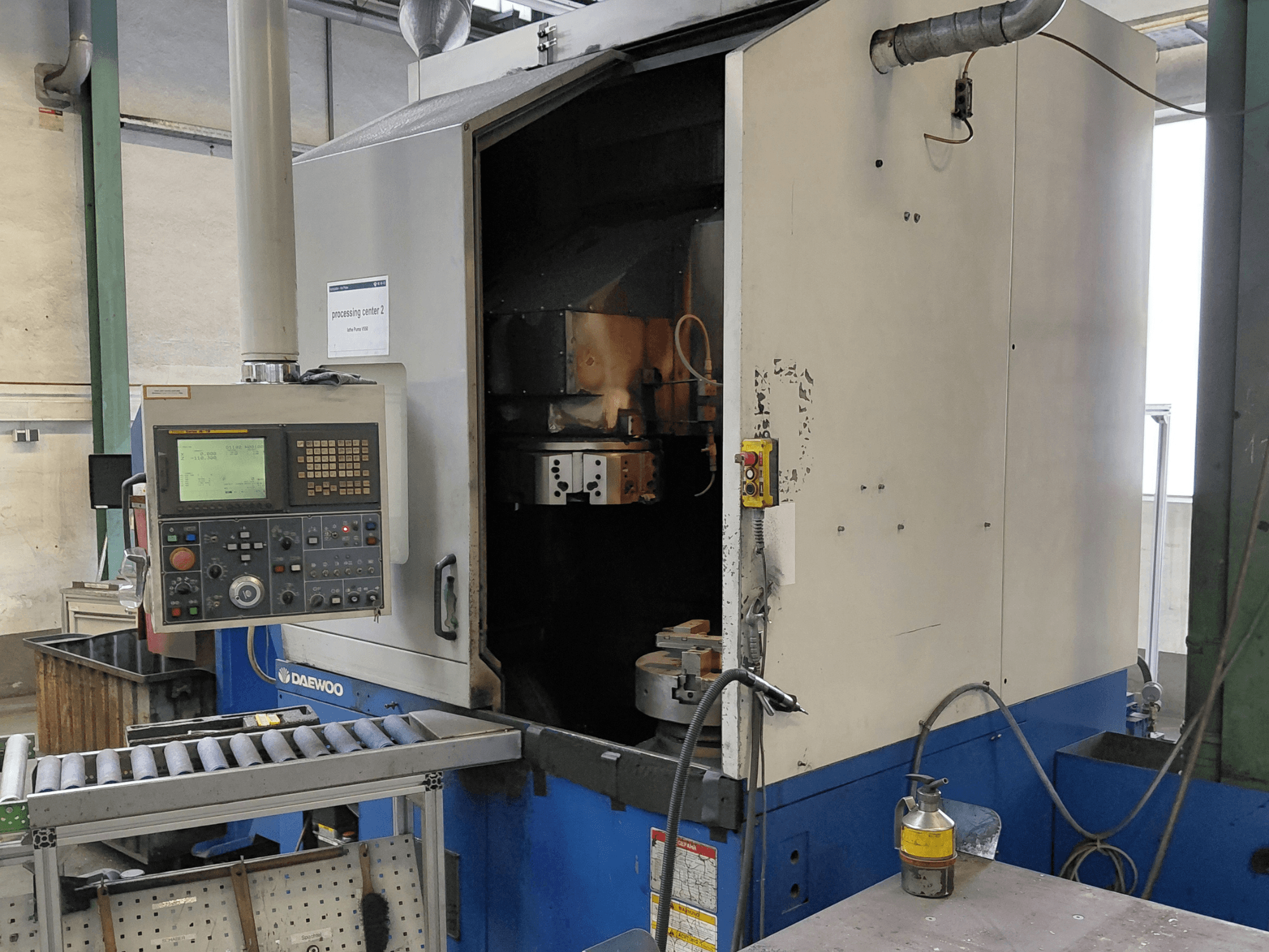 Daewoo Puma V550 vertikal svarv, framifrån med kontrollpanel, spindel och kylmedelsanslutning.