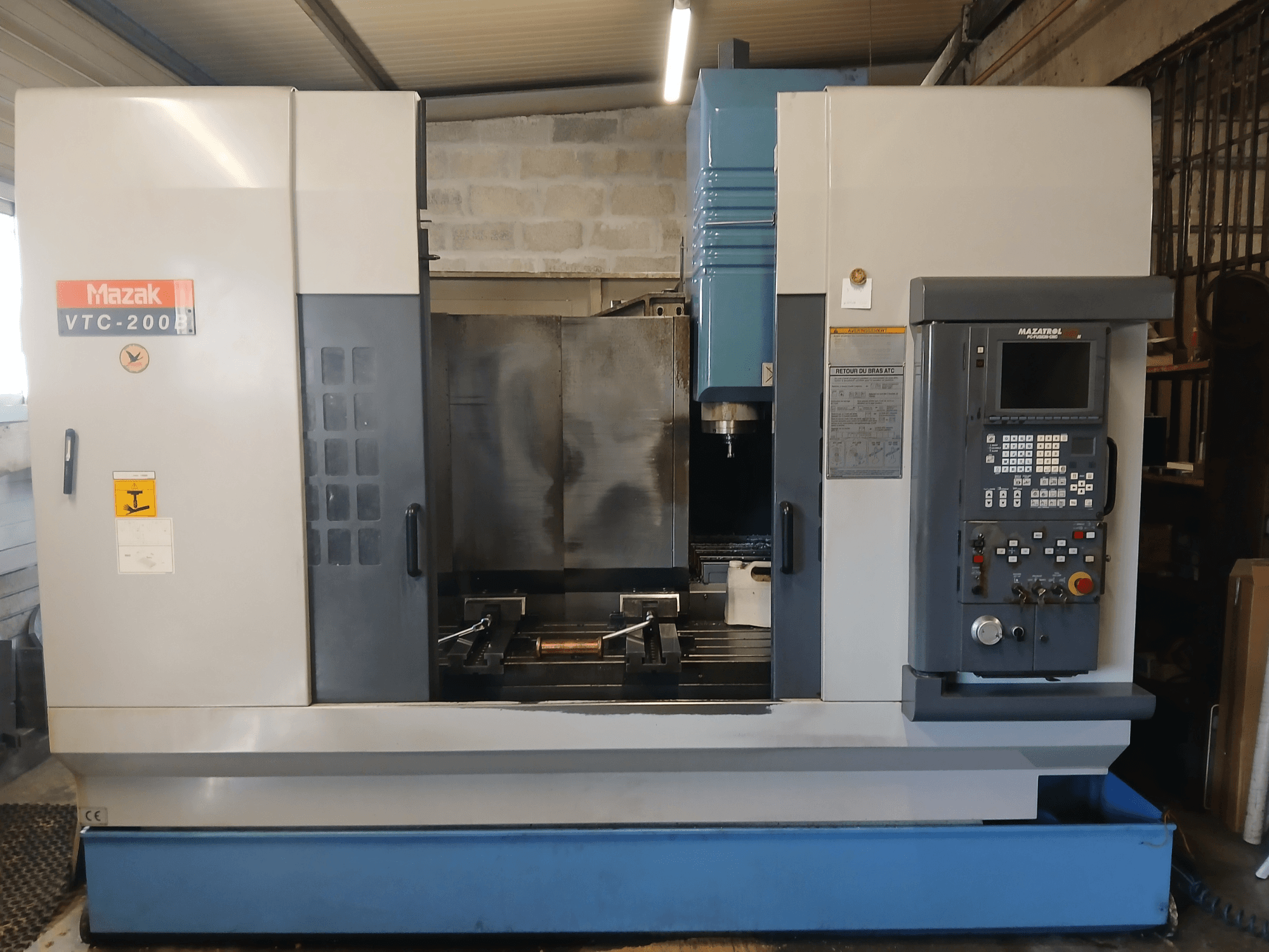 Mazak VTC 200 B vertikal fleroperationsmaskin framifrån, med kontrollpanel, spindel och arbetsområde.