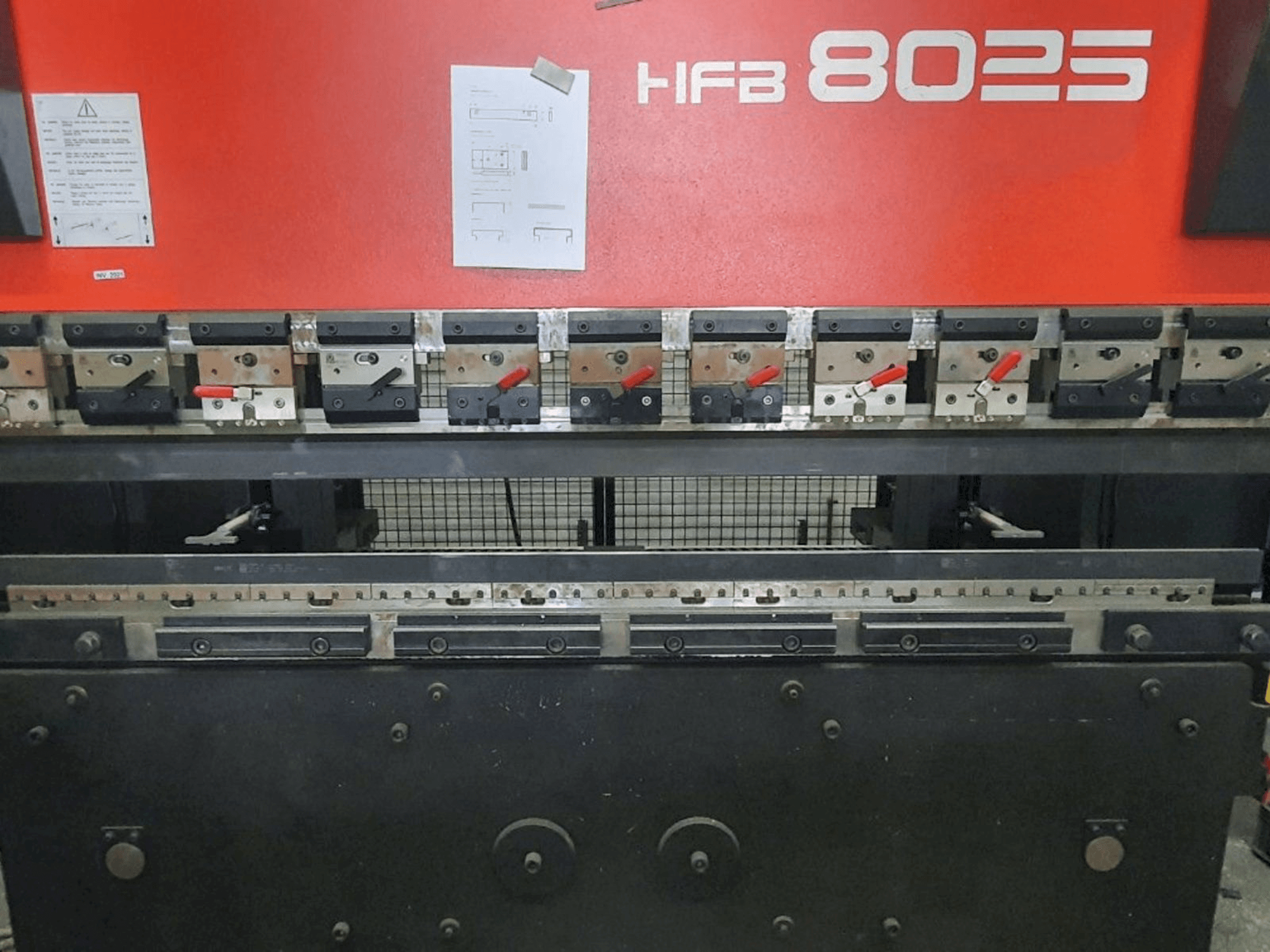 AMADA HFBO 80-25-maskinen framifrån