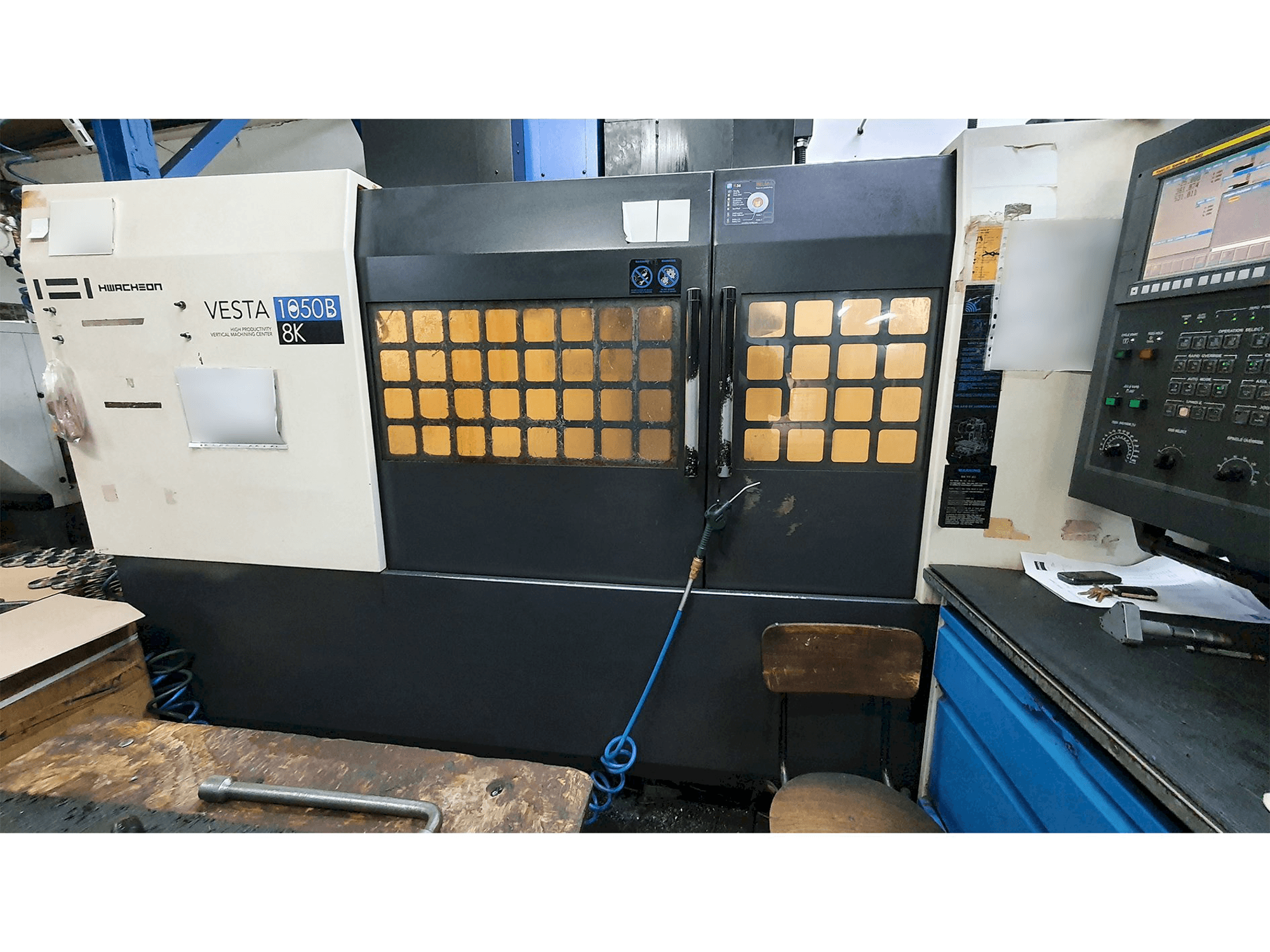 HWACHEON VESTA-1050B-maskinen framifrån