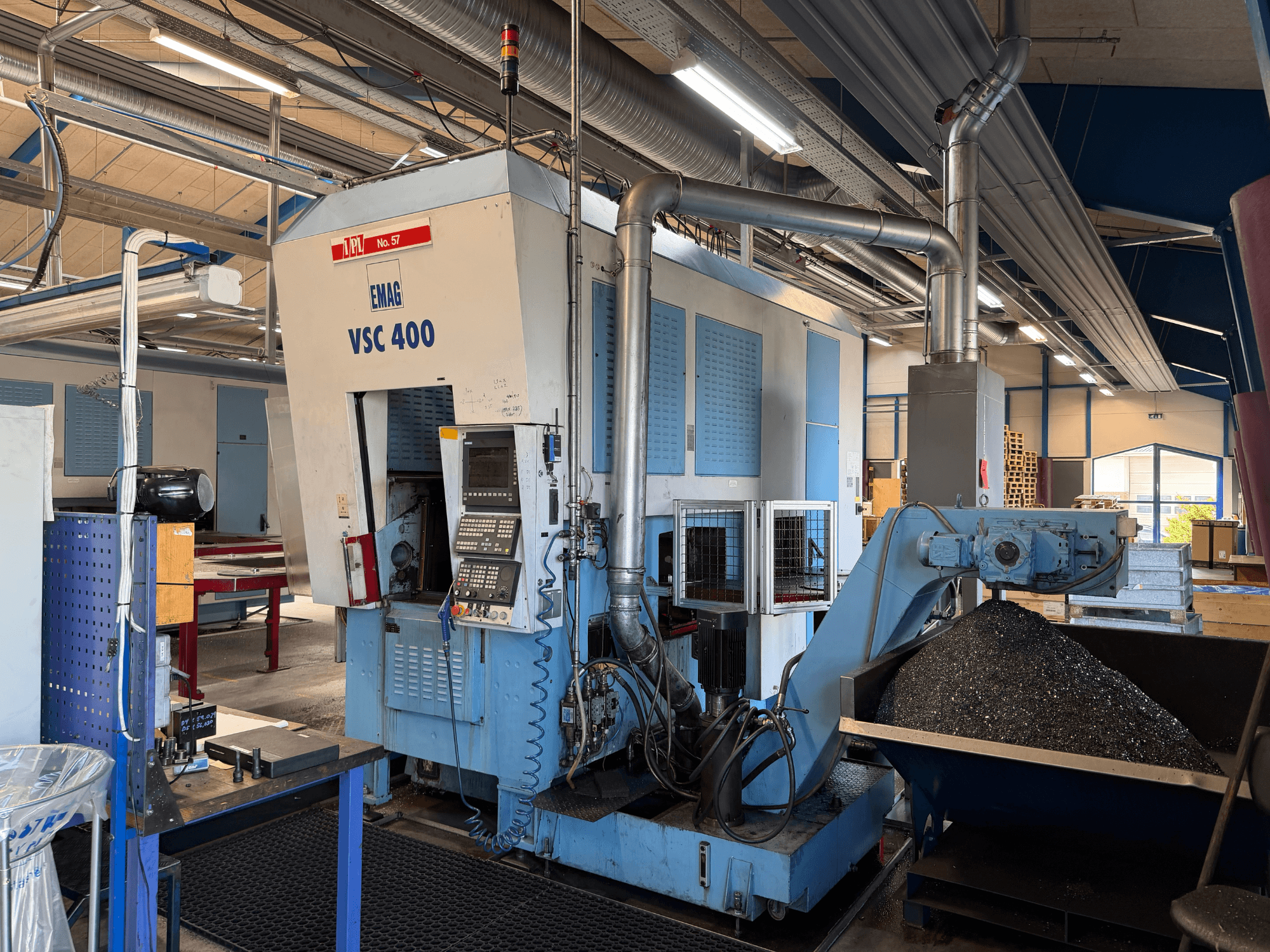 EMAG VSC 400 vertikal svarv, framifrån, visar kontrollpanel och spåntransportör. Industriell miljö synlig.