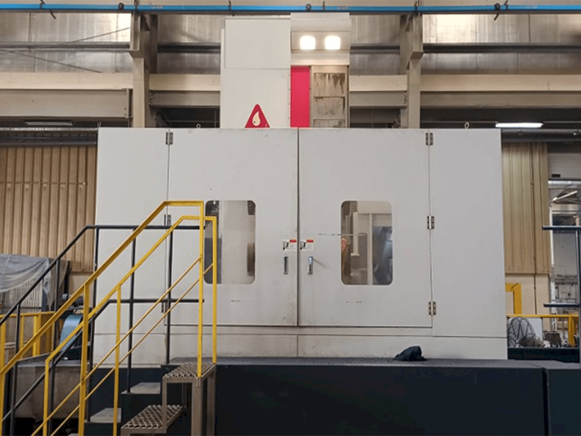 YOU JI HBM130/3022-maskinen framifrån