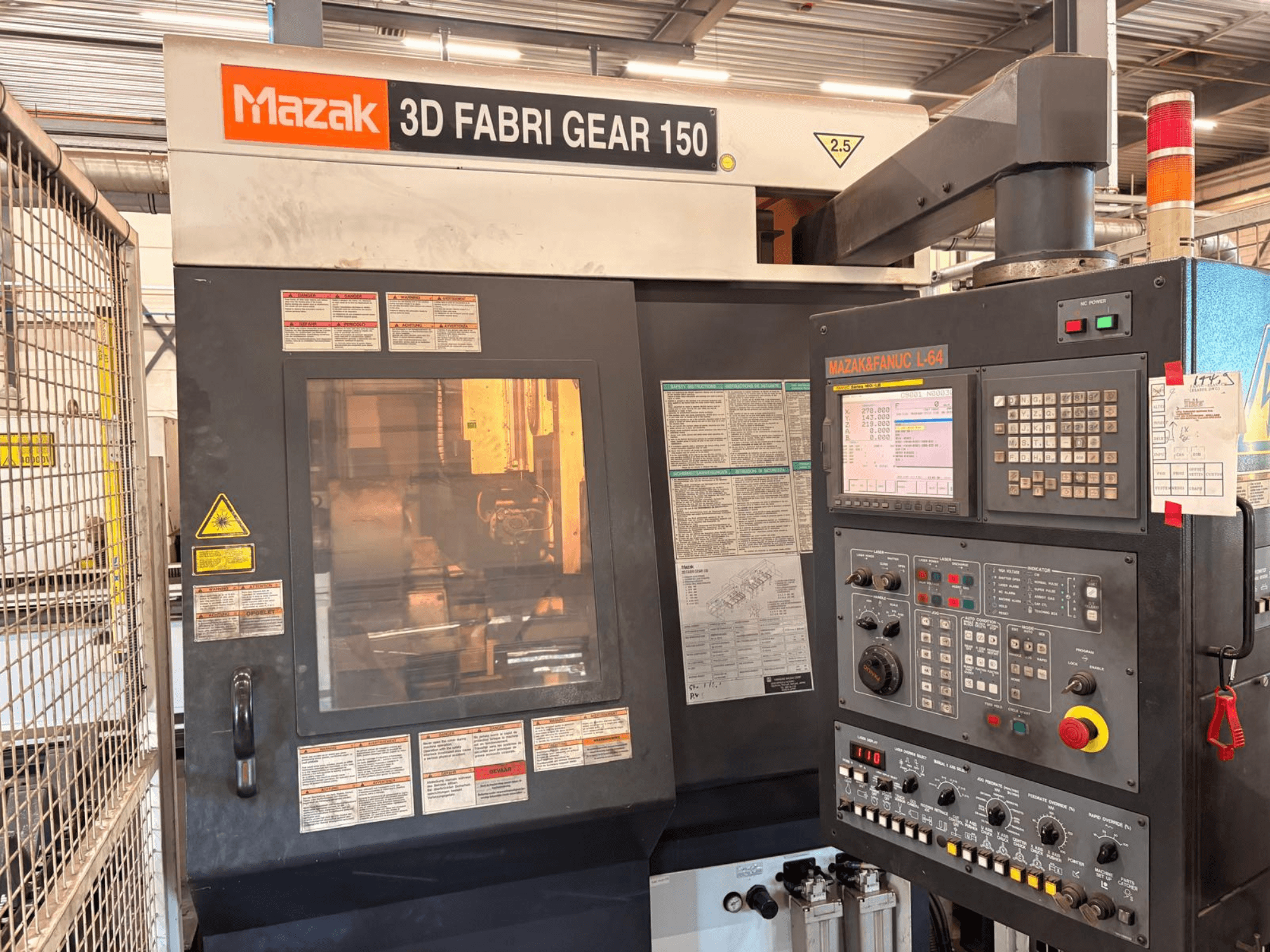 Mazak 3D Fabri Gear 150 rörskärmaskin, framifrån sett med kontrollpanel, säkerhetsetiketter och användargränssnitt.