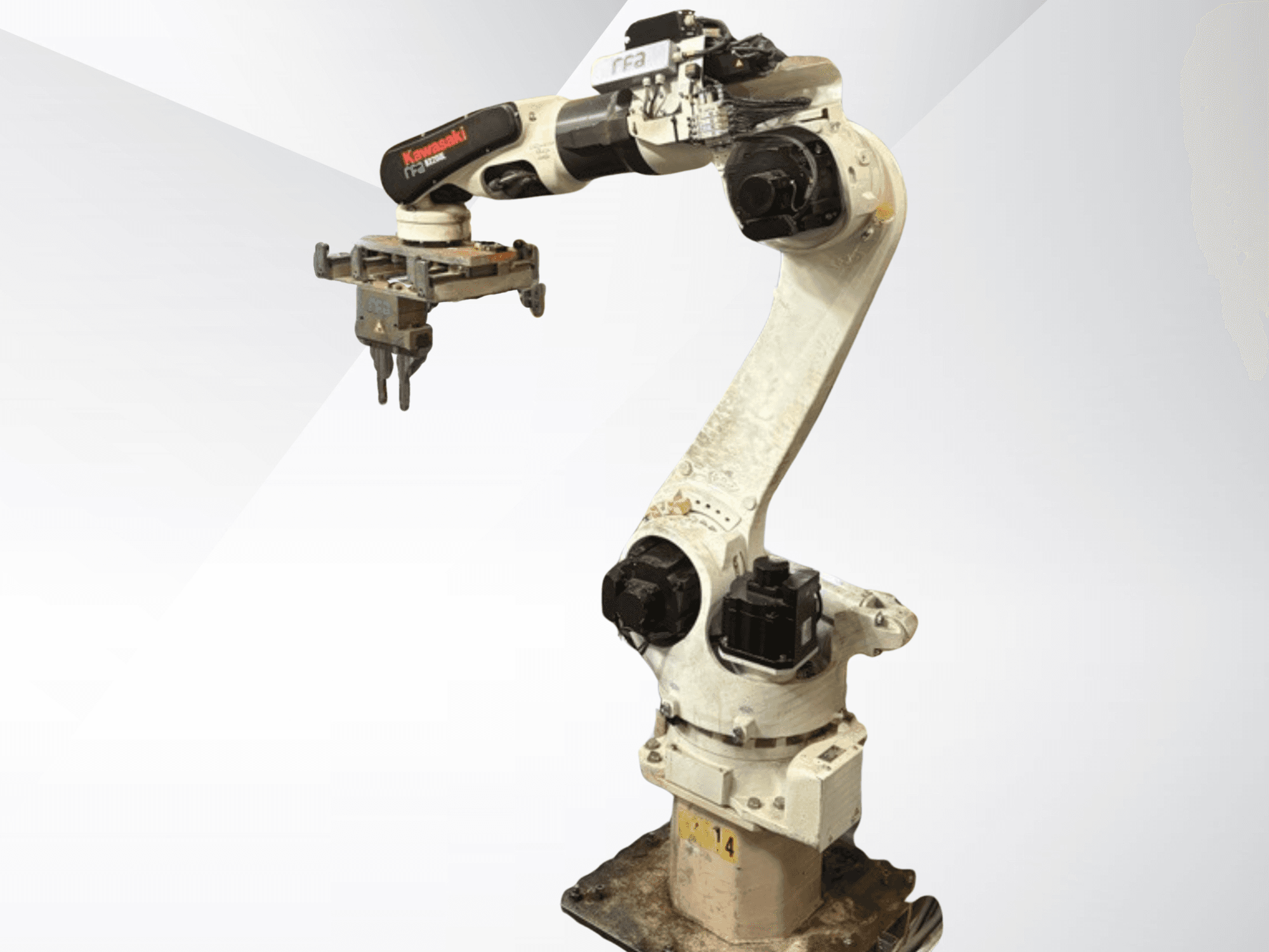 Kawasaki E42F-A001 robotarm i sidovy, med ett gripdon fäst i änden. Synliga roterande leder och strömkontakter.