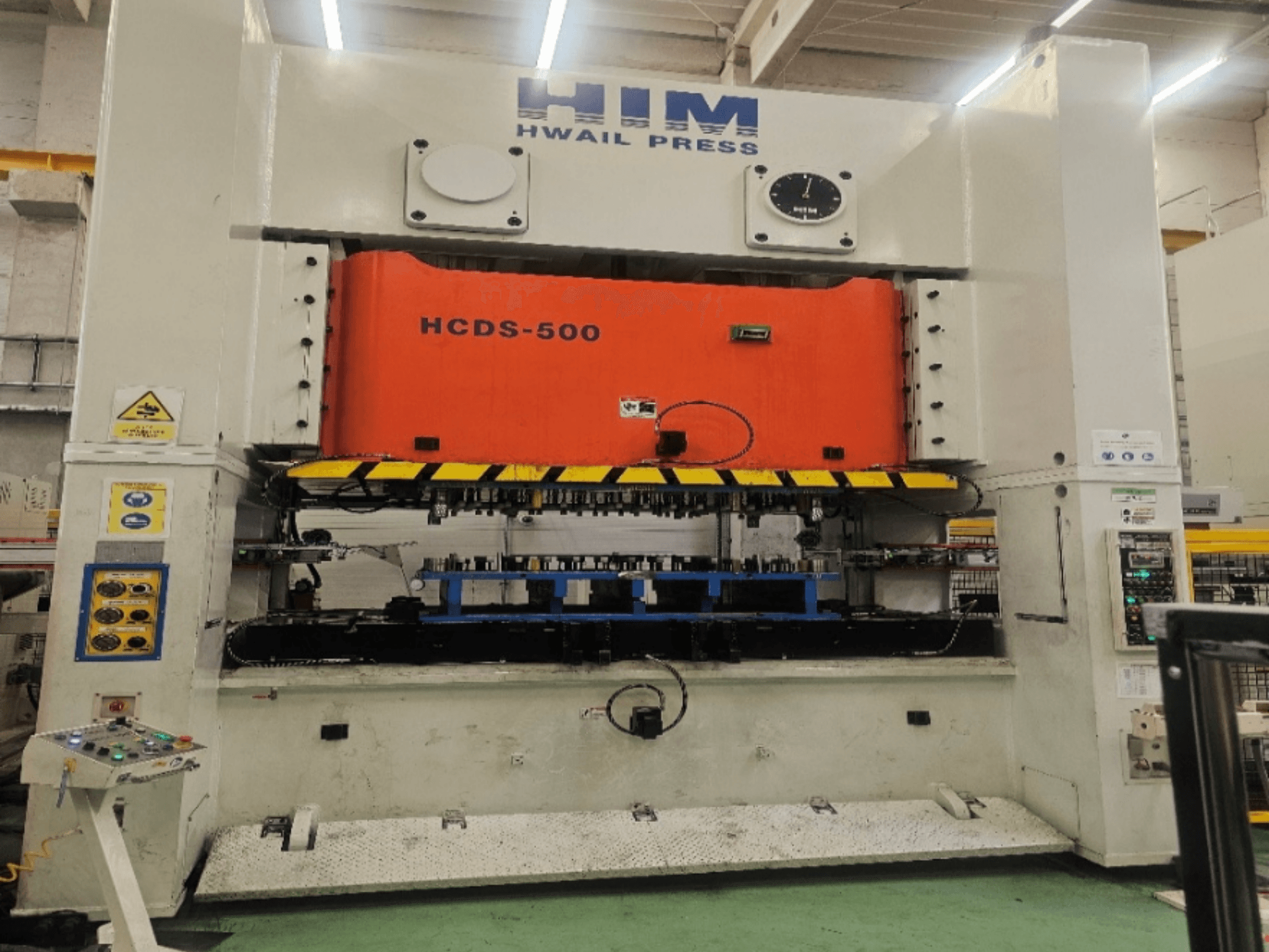 Den mekaniska stanspressen HIM HWAIl PRESS HCDS-500 sett framifrån, med en orange pressplatta och kontrollpanel.