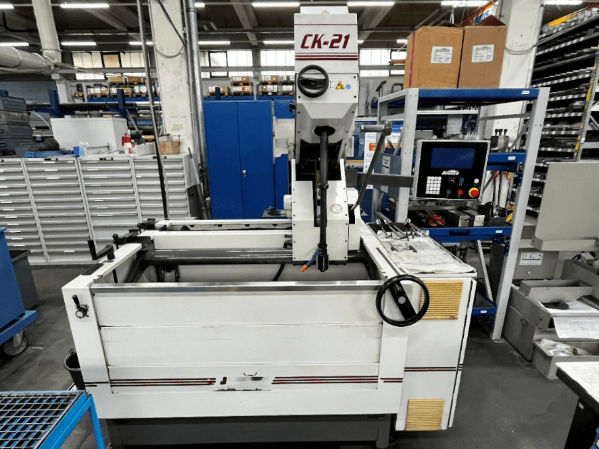 Sunnen CK-21-CC vertikal honmaskin framifrån, med reglage, honområde och stödutrustning i bakgrunden.