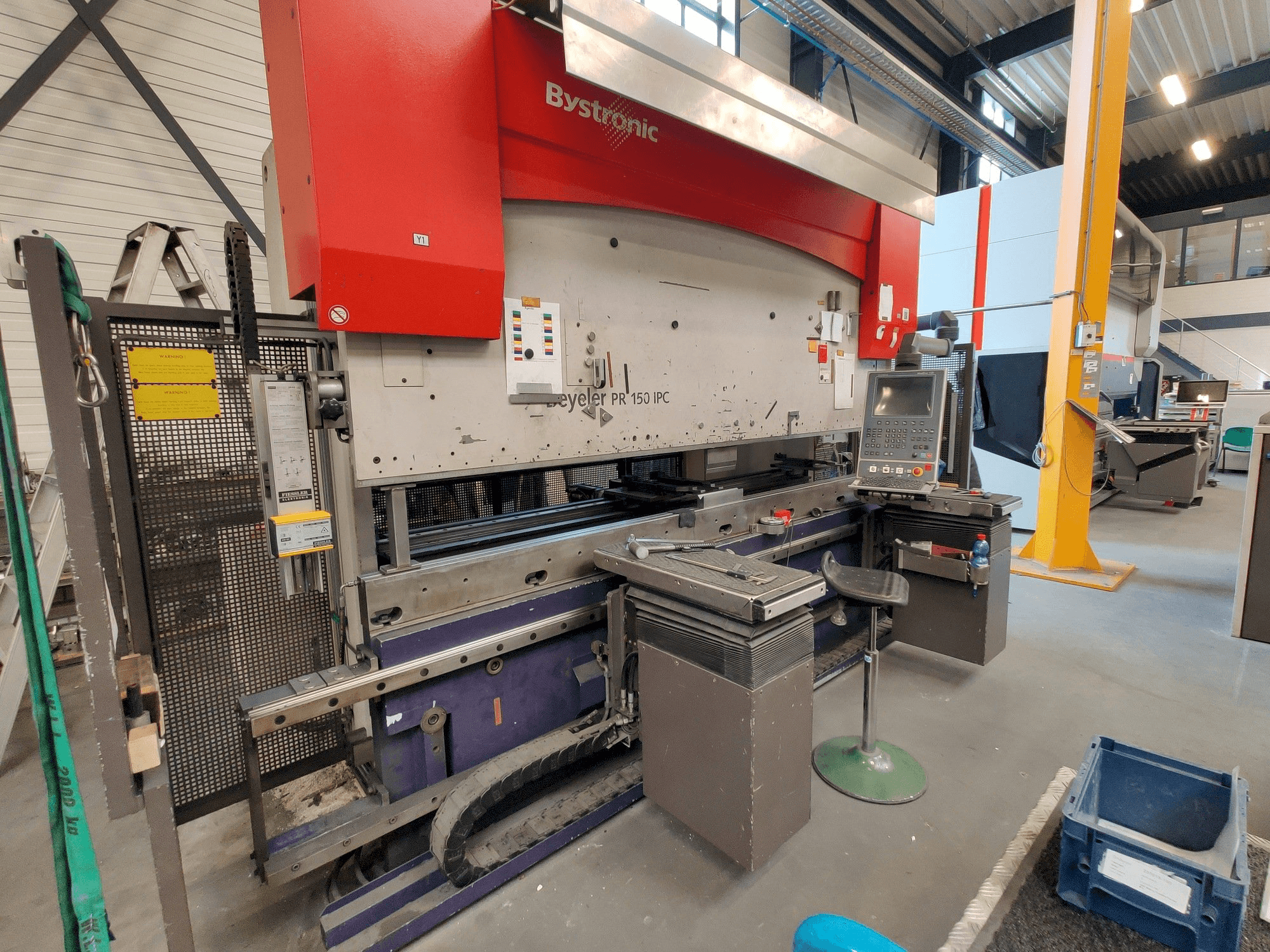Bystronic Beyeler PR 150x3100-maskinen sedd från vänster sida