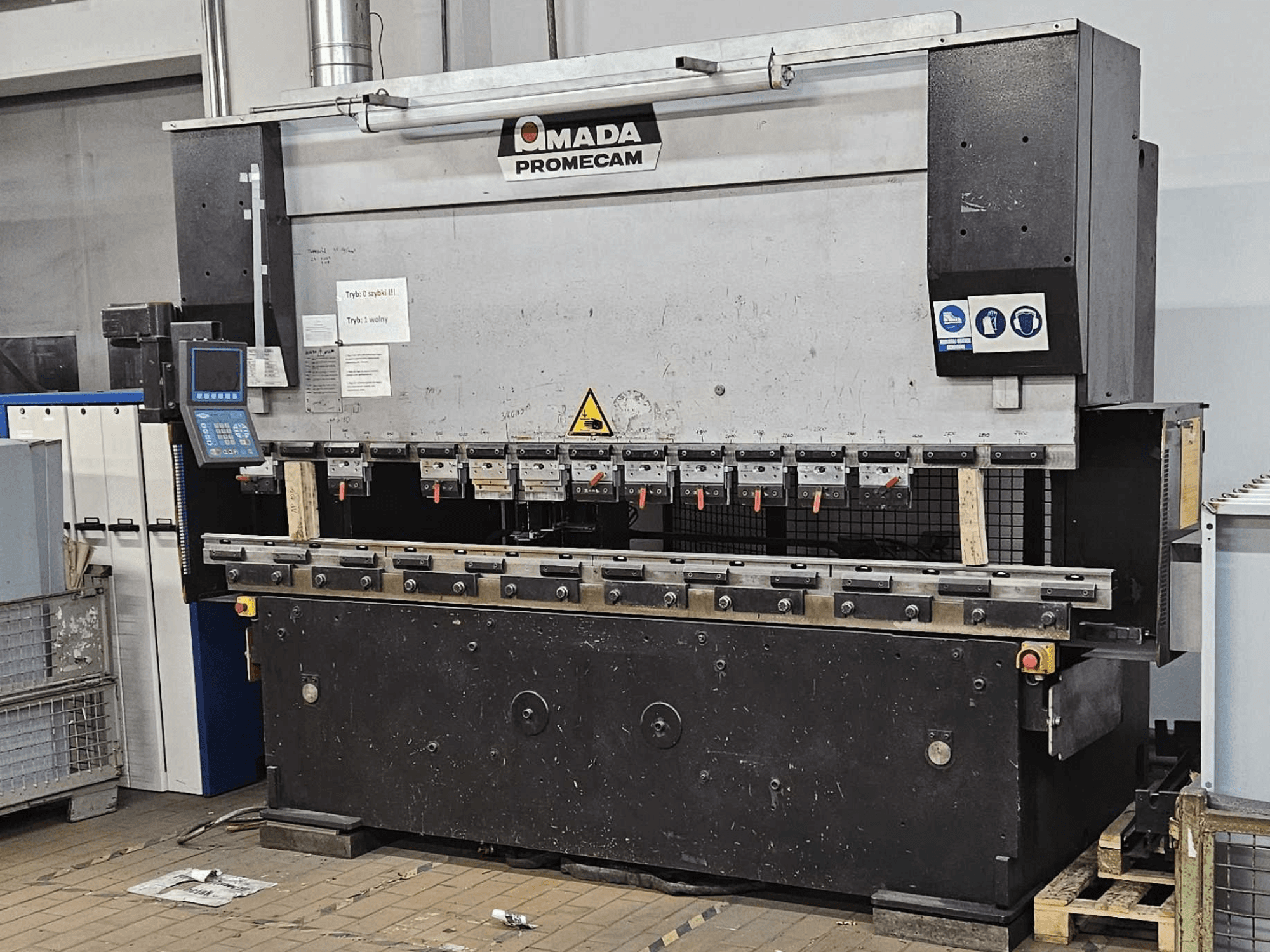 AMADA HFBO 100-30 kantpress sett framifrån, med digital styrning och flera bockverktyg på ett robust underrede.