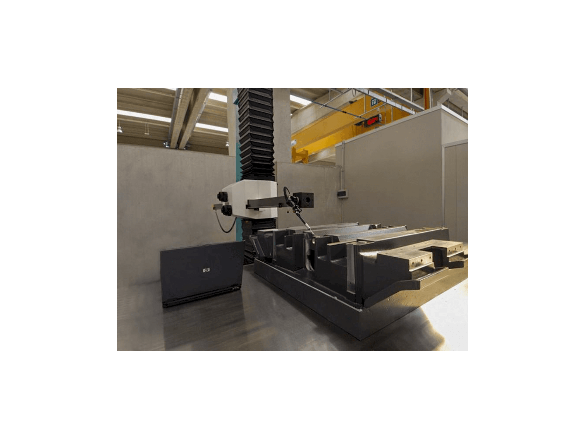 Hexagon Metrology Poli Globo-maskinen framifrån