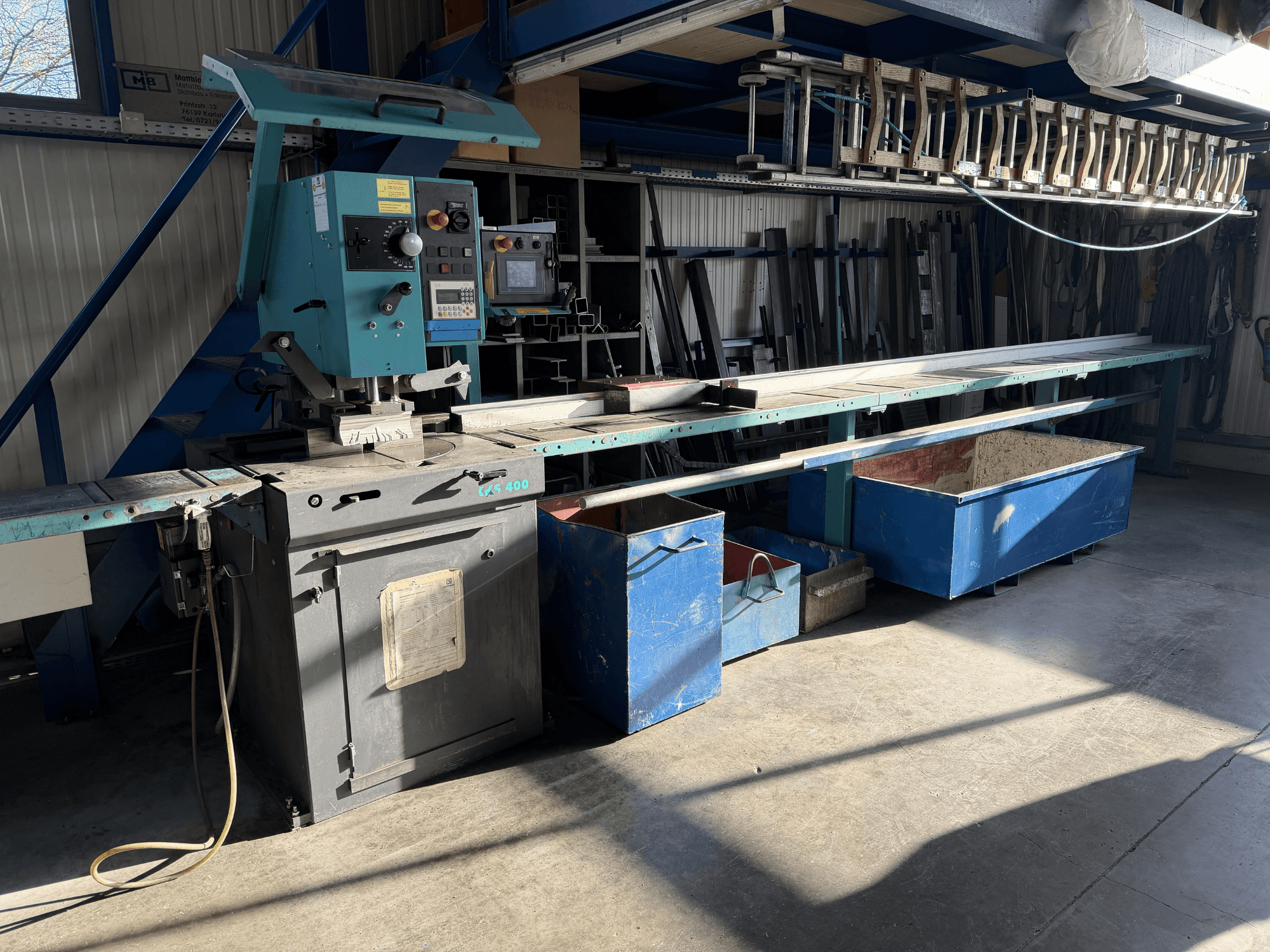 KALTENBACH KKS 400 metallcirkelsåg i en verkstad, framifrån med reglage och metallförvaringsfack synliga.
