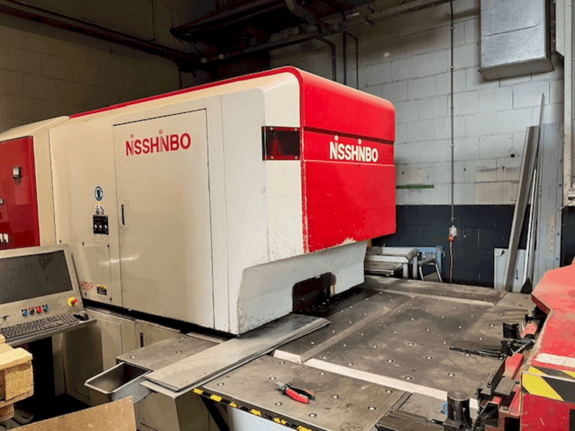 Nisshinbo HIQ-1250-maskinen framifrån