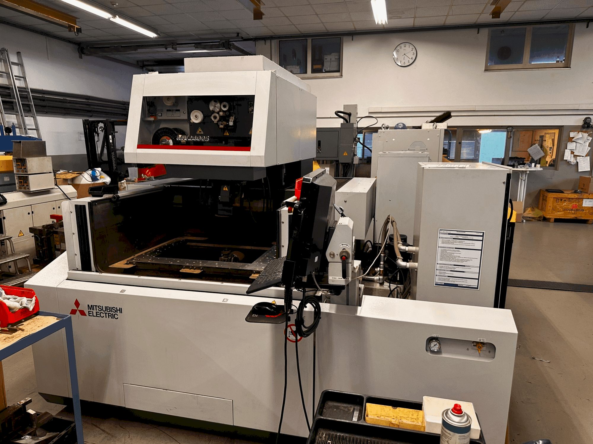 Mitsubishi MV2400S-maskinen framifrån