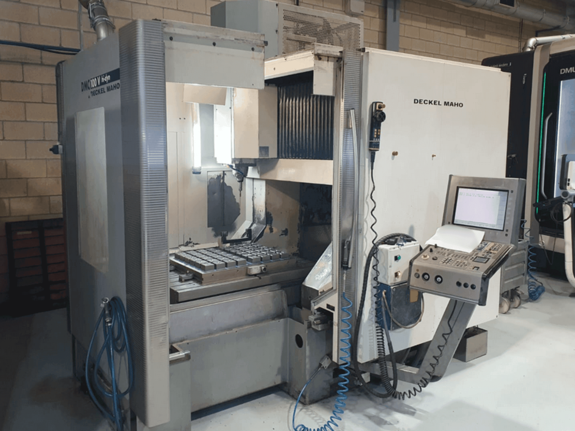 DECKEL MAHO DMC 100V hi-dyn-maskinen framifrån