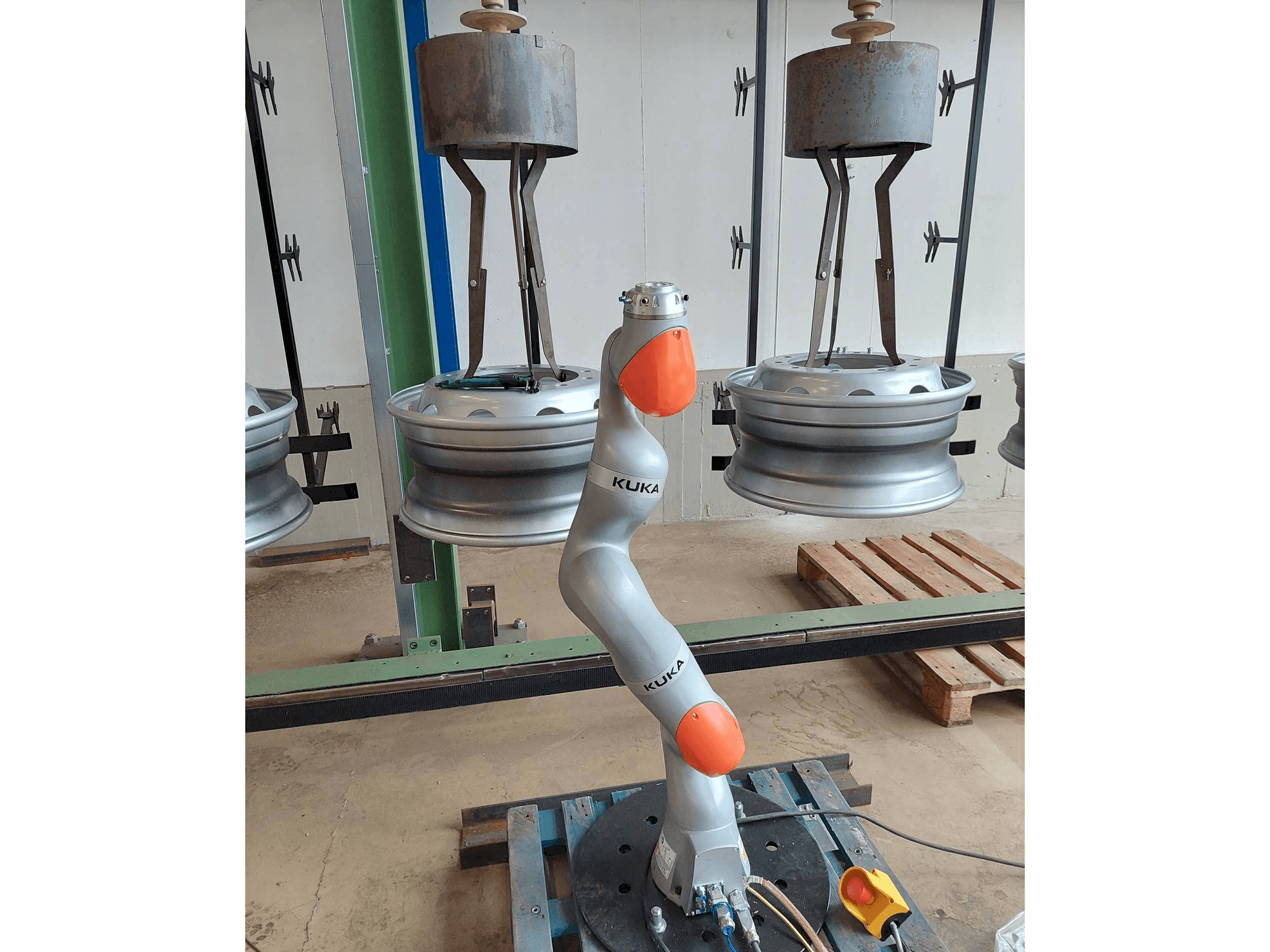 KUKA LBR iiwa 7-maskinen framifrån