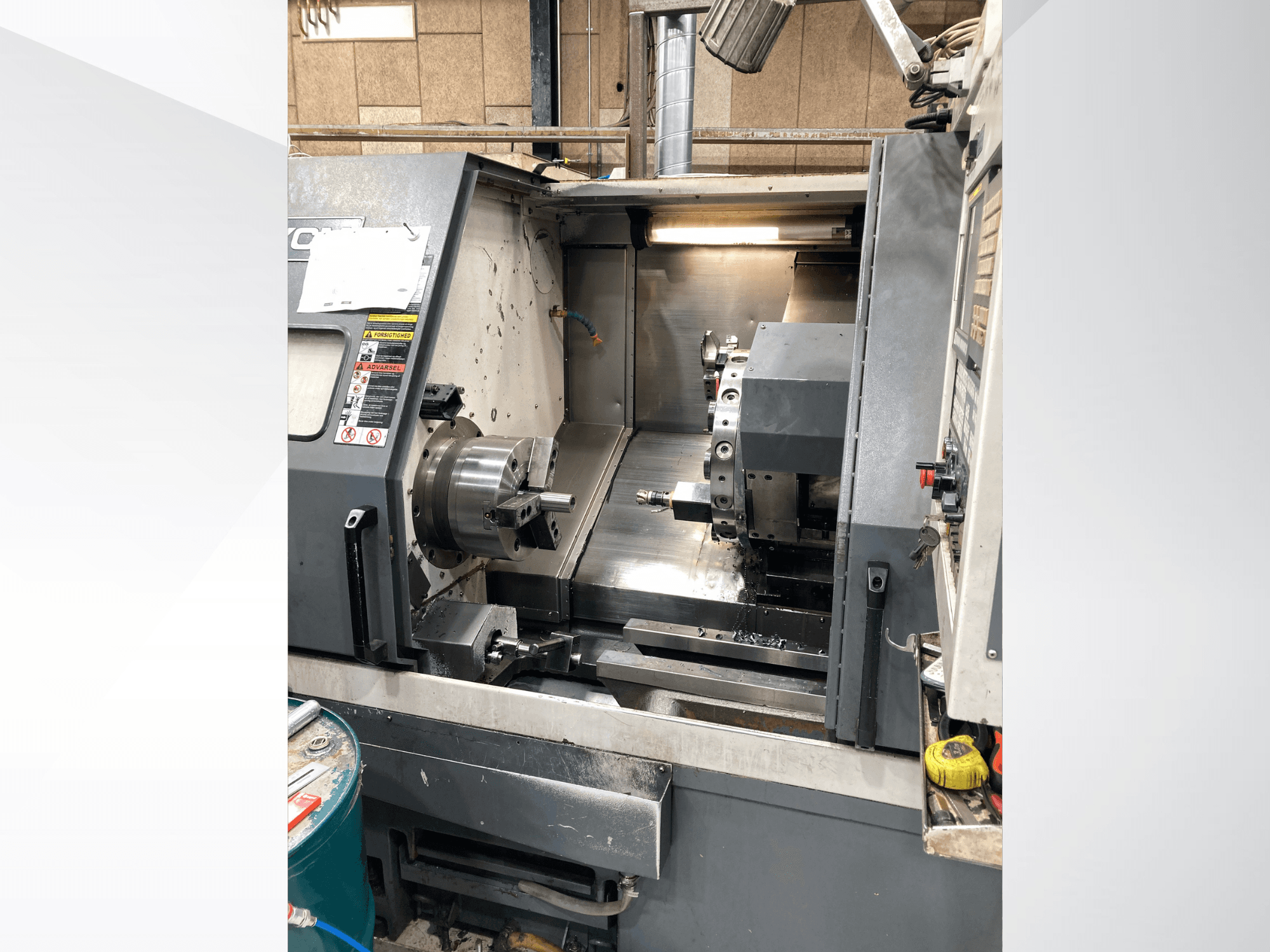 Horisontell svarv YCM GT-300LMB, framifrån, visar kontrollpanelen och spinnchucken med verktygsinställning.