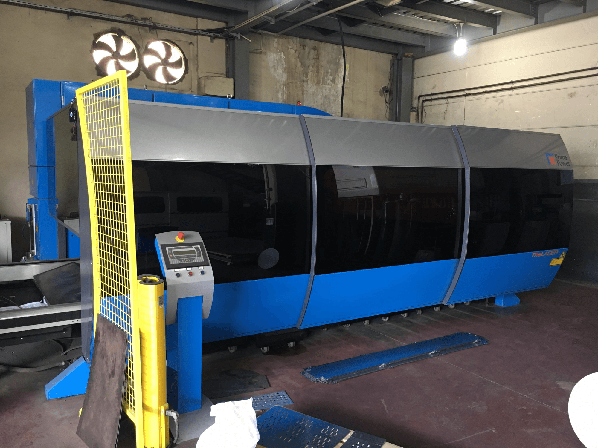 Prima Power-maskinen sedd från vänsterZAPHIRO