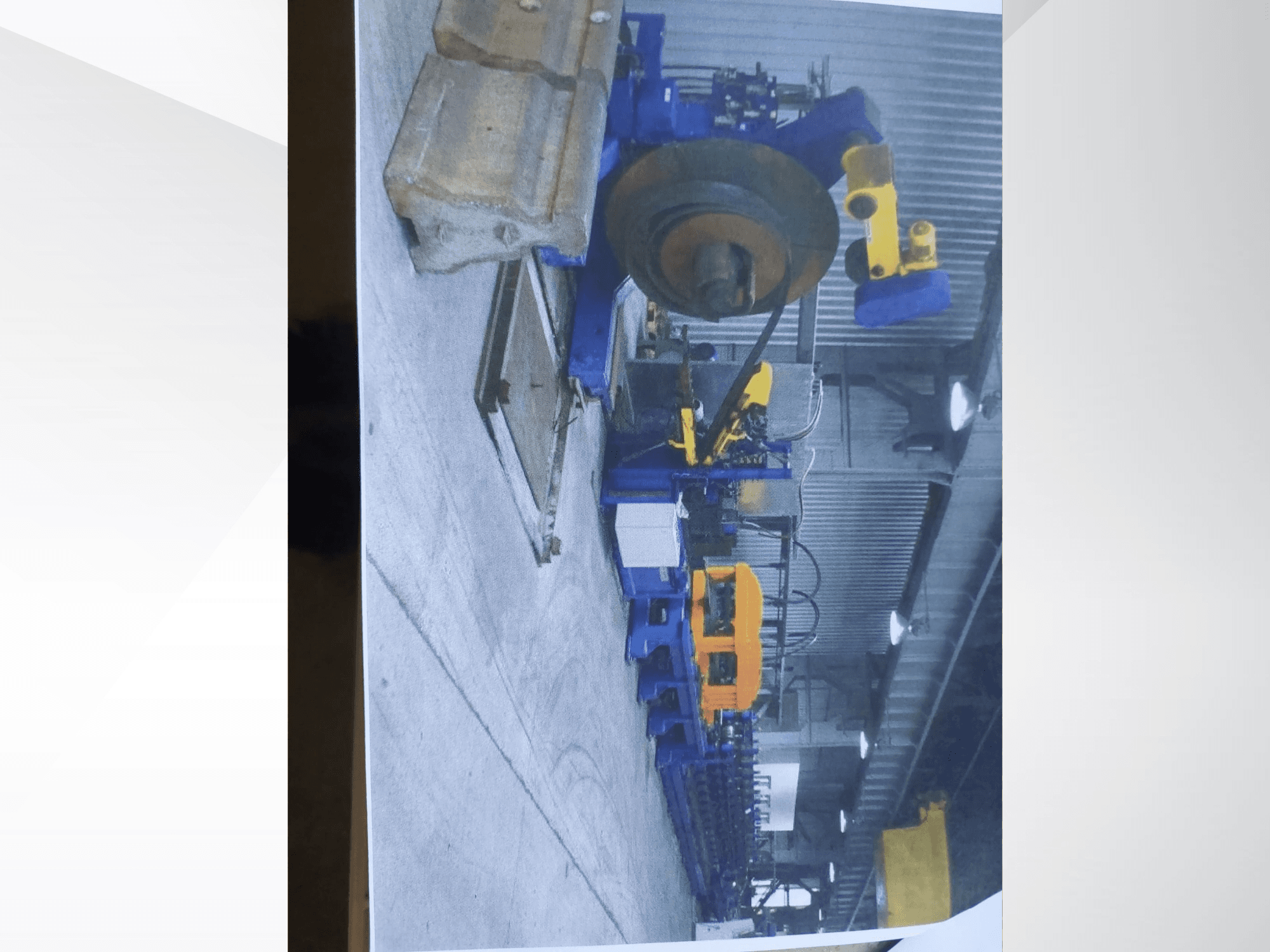 En profilbockningsmaskin av typen Müller Profilierung 3 i en verkstad, med blå konstruktion och gula hydraulkomponenter.