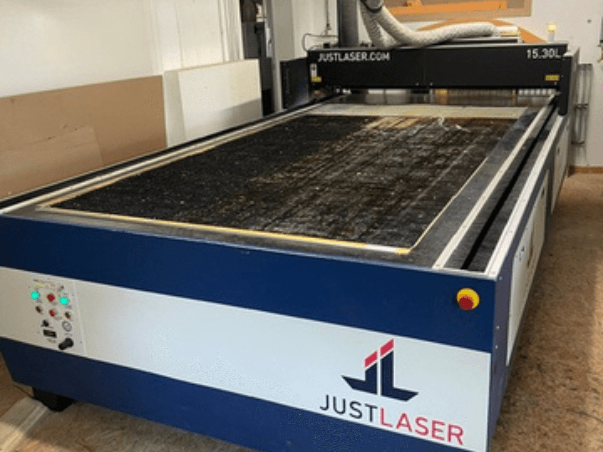 CO2-laserskärmaskin KERN KER60120-KT500, frontvy som visar kontrollpanelen och den stora skärytan.