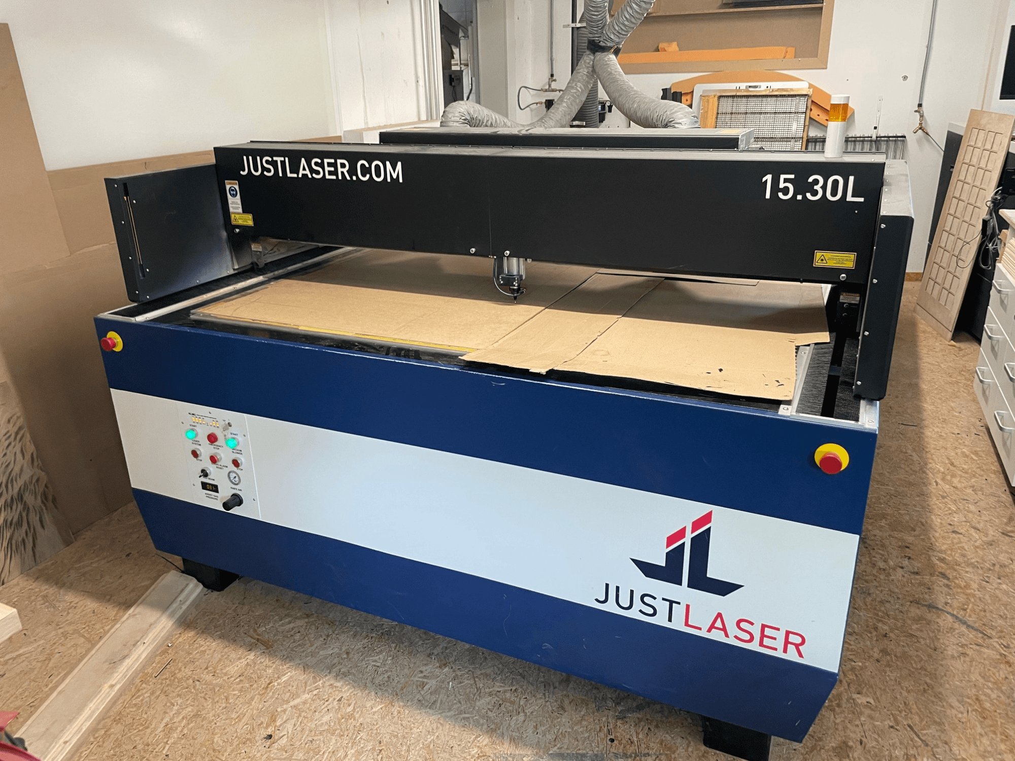 CO2-laserskärmaskin från KERN, modell KER60120-KT500 OPF, framifrån med reglage och skärområde med kartong.