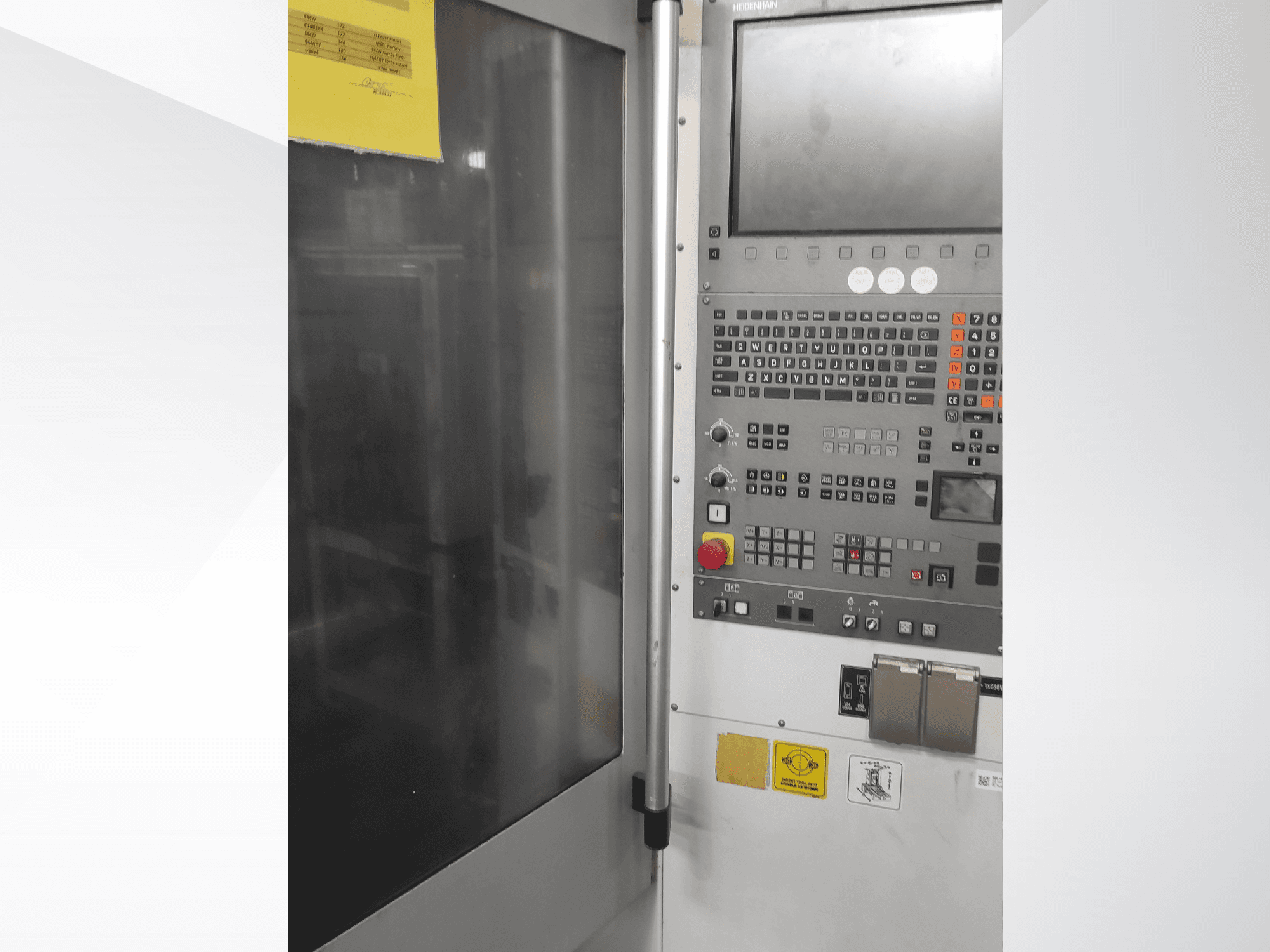 Kontrollpanel på Herrmann industrimaskin, framifrån, med knappar, pekskärm och driftsetiketter.