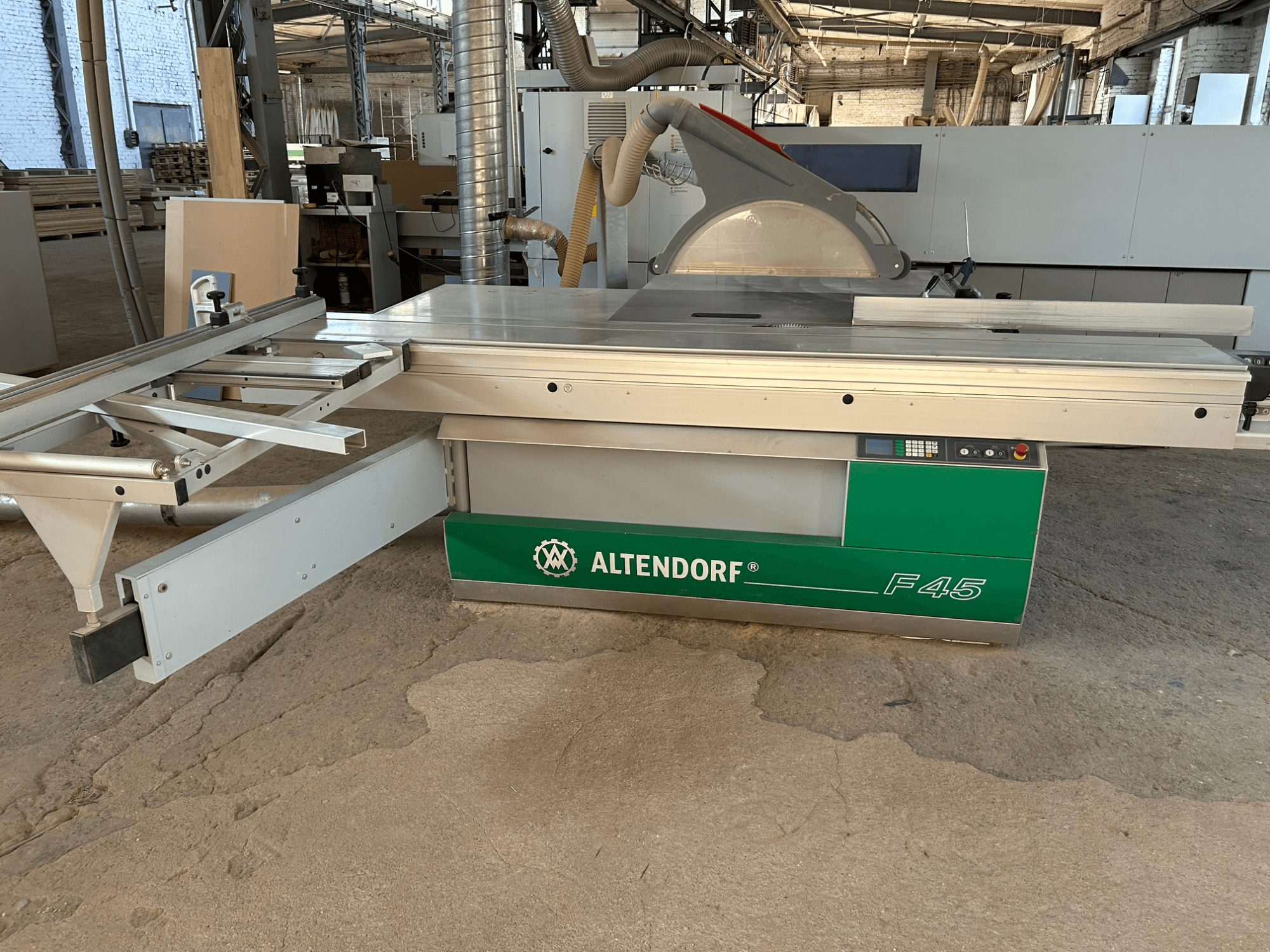 Altendorf F 45-panelsåg, framifrån, där skärbordet, sågbladsskyddet och kontrollpanelen syns på den gröna och grå maskinen.