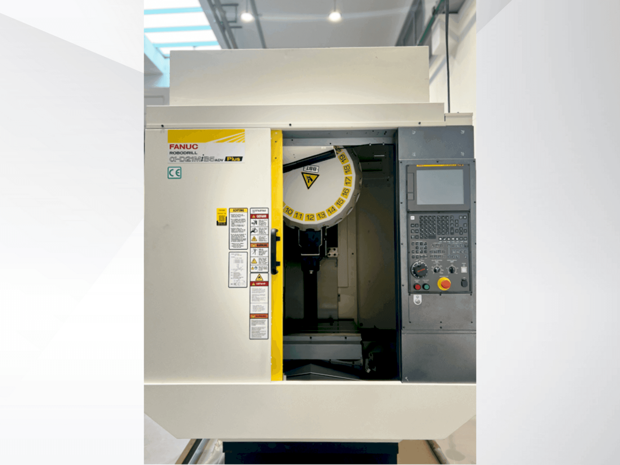 FANUC α-D21MiB5ADV Plus-maskinen framifrån