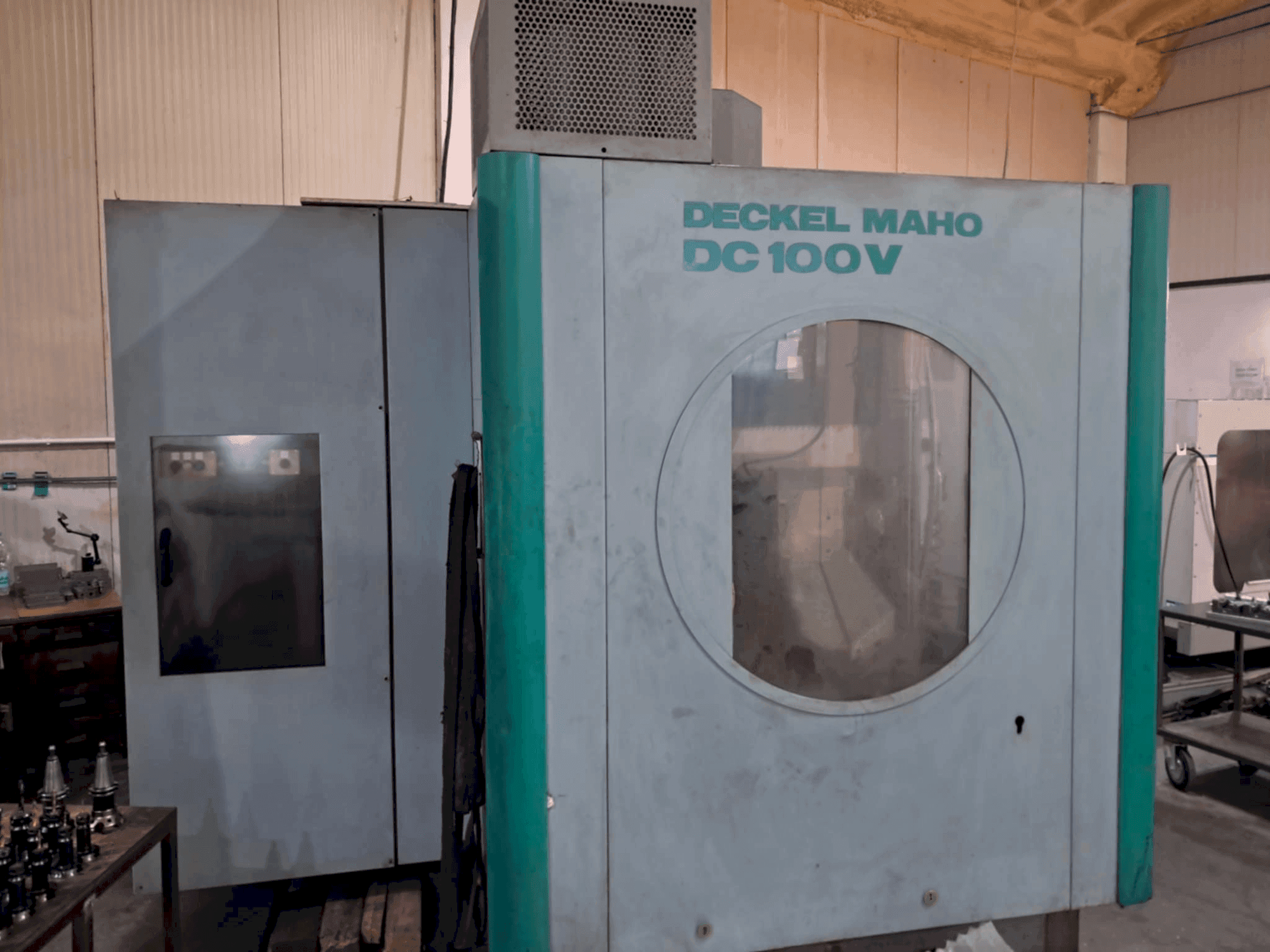DECKEL MAHO DC 100V-maskinen framifrån
