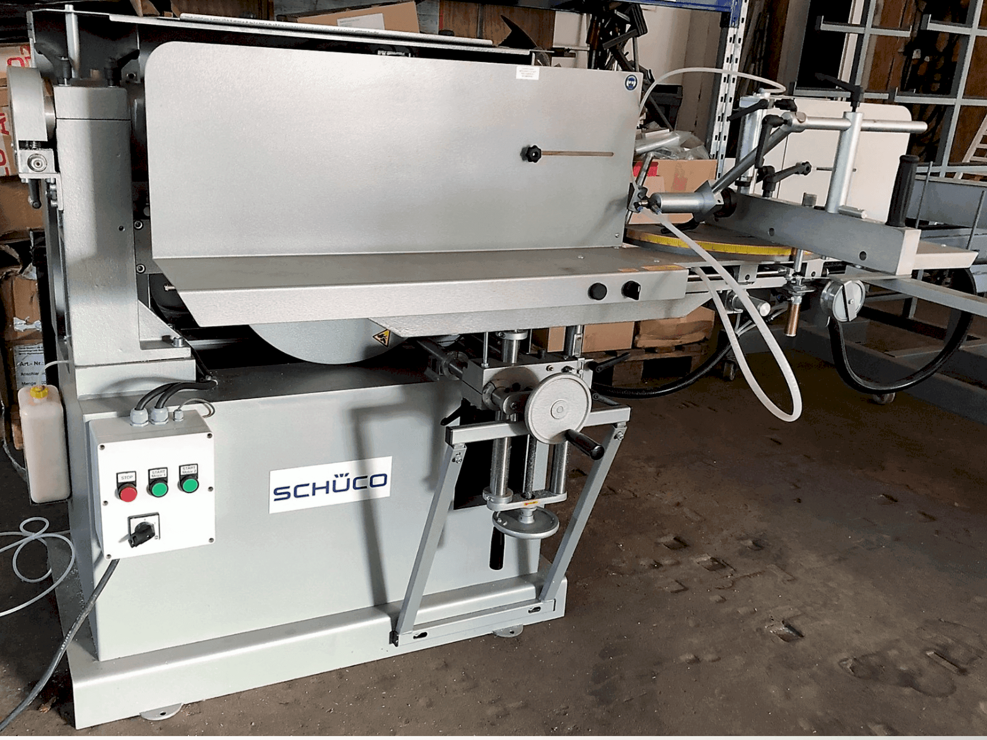 SCHÜCO AS 450-maskinen framifrån