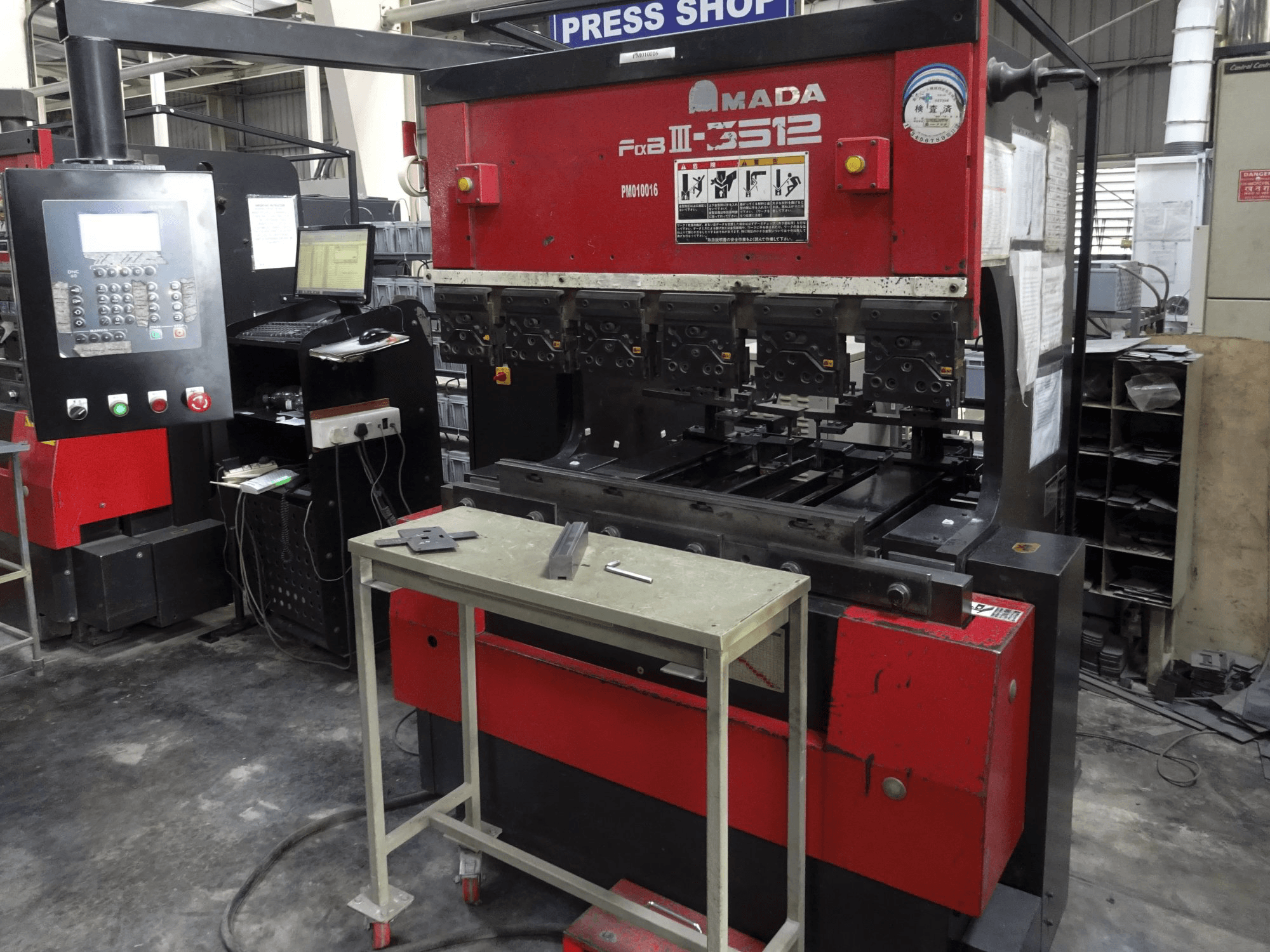 AMADA-maskinen sedd från högerFBD 3512 LD