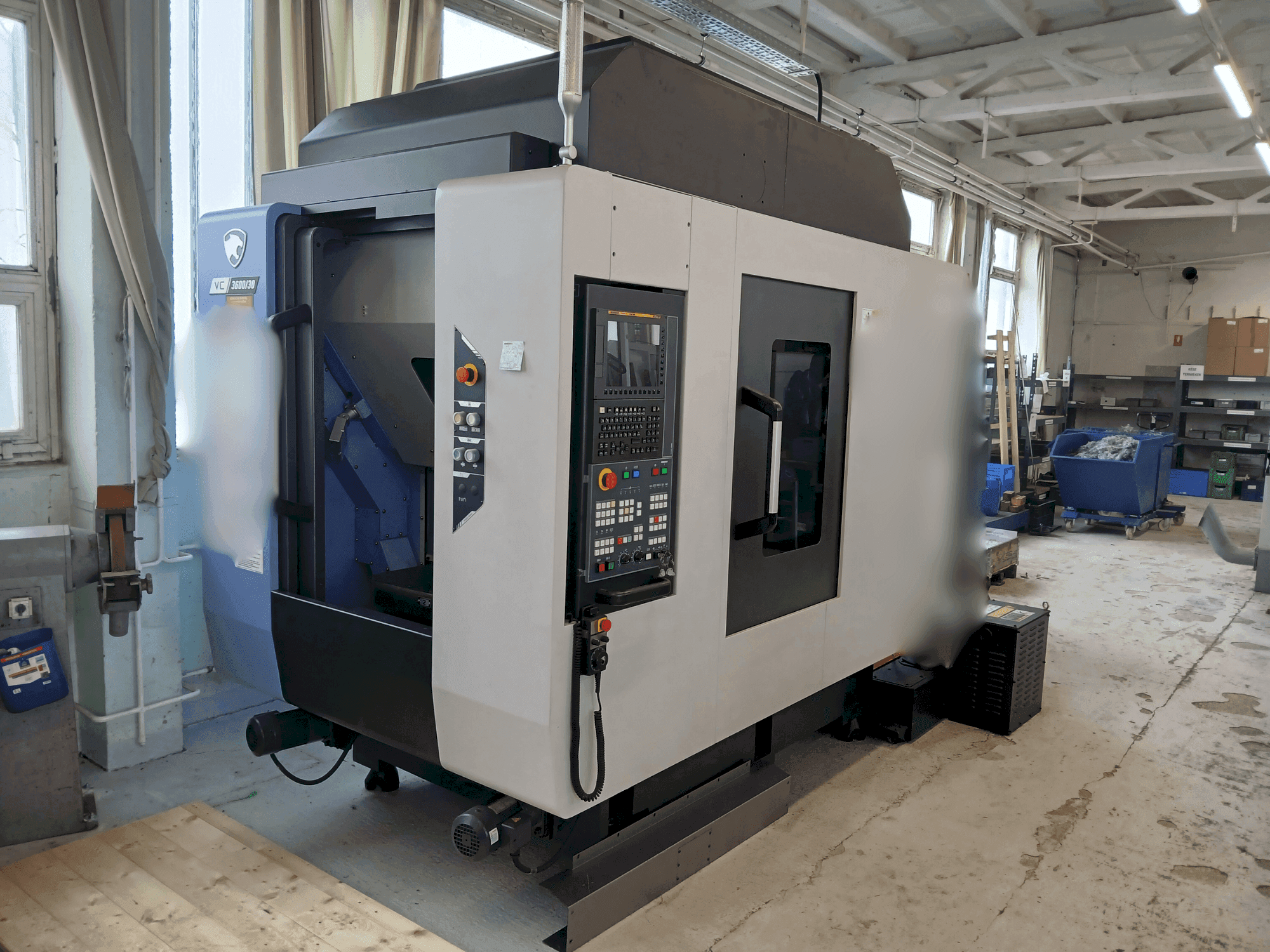 DN SOLUTIONS VC 3600/30-maskinen framifrån