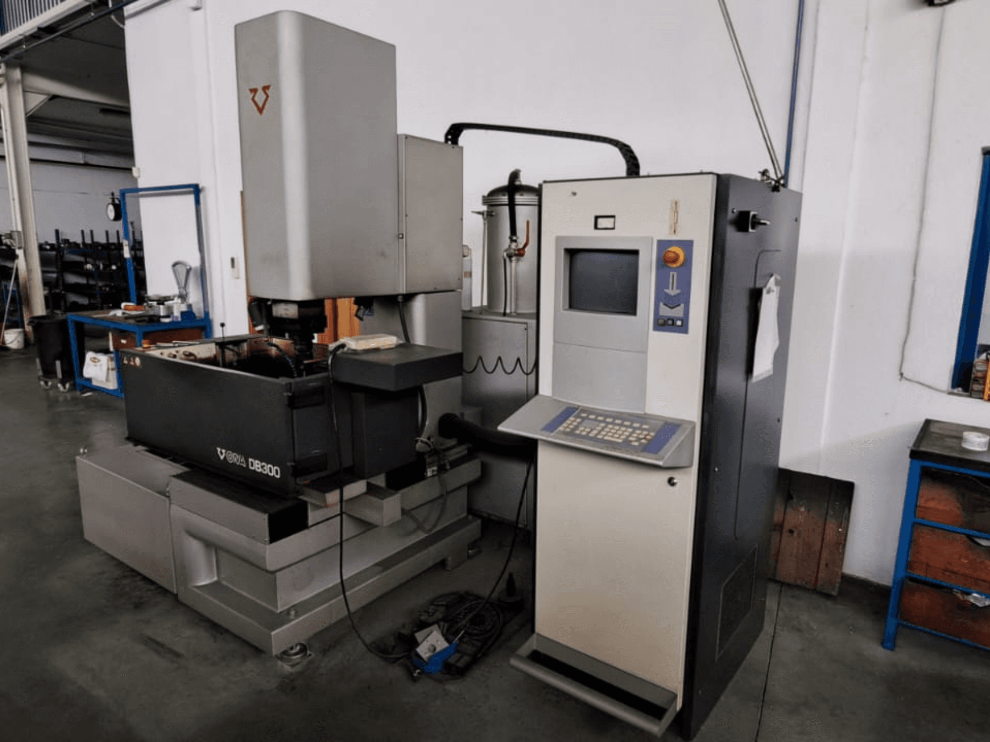 Tryckgnistmaskin ONA DB300, vy framifrån; med kontrollpanel, arbetsstyckeshållare och industridesignelement.