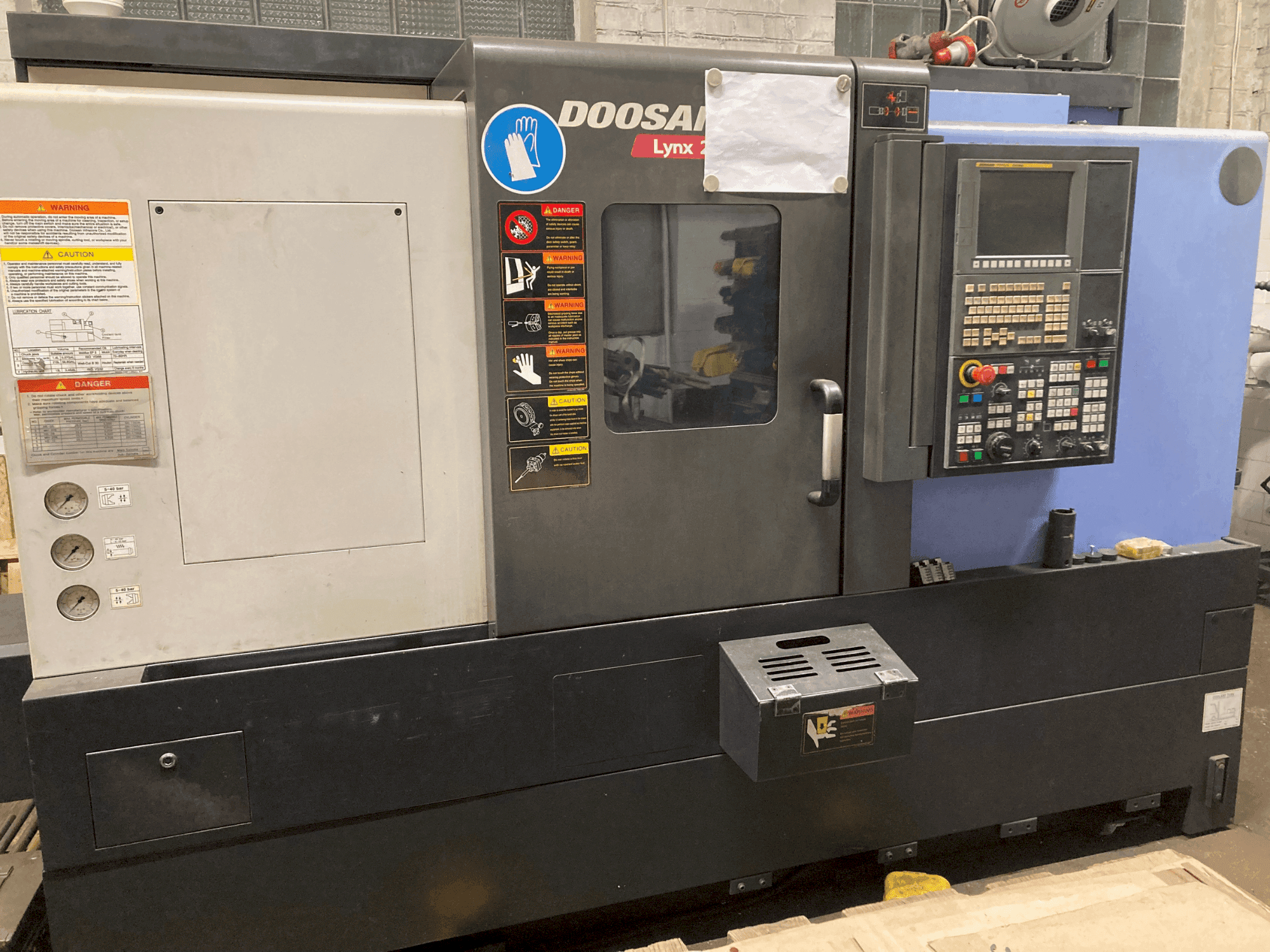 DOOSAN LYNX220LSYA-maskinen framifrån