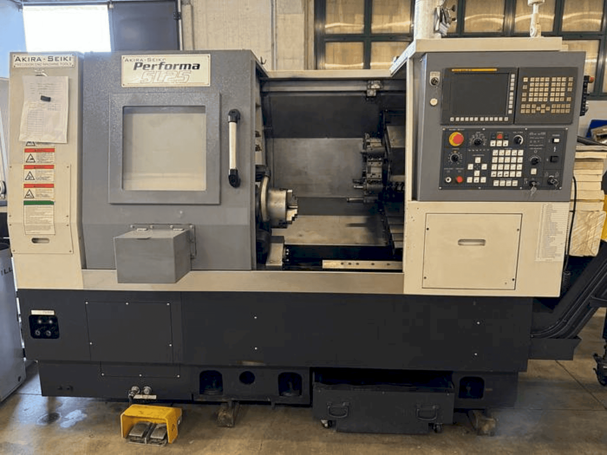Akira Seiki Performa SL25-maskinen framifrån