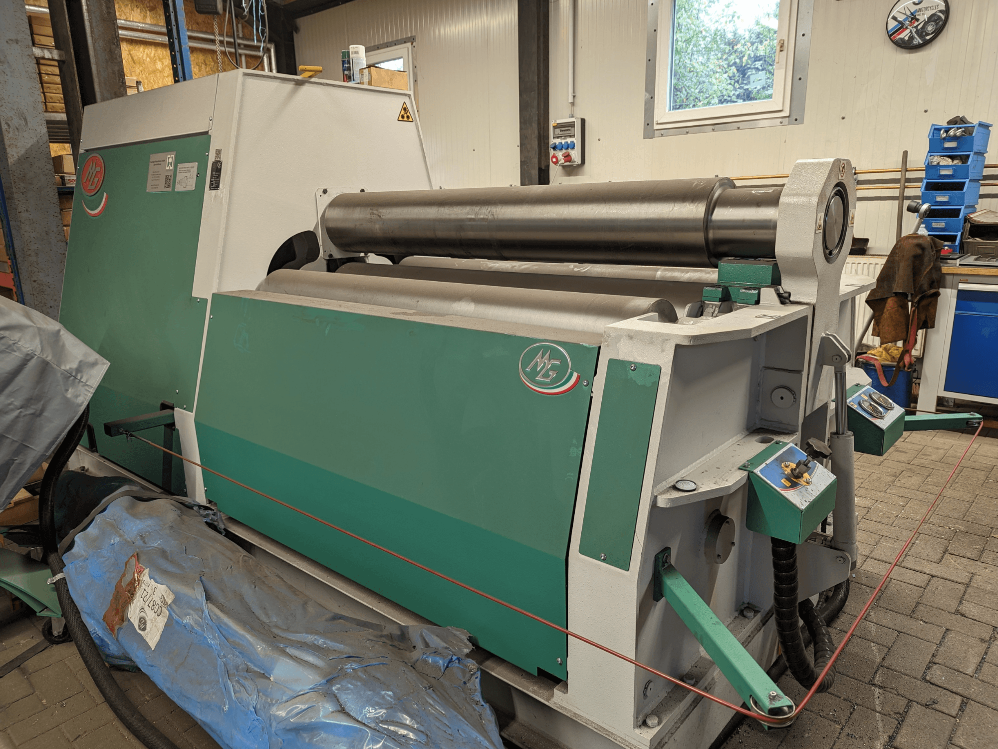 MG rullbockningsmaskin modell MG4R1520C i grönt och grått, sidovy som visar tre metallrullar och kontrollpaneler.