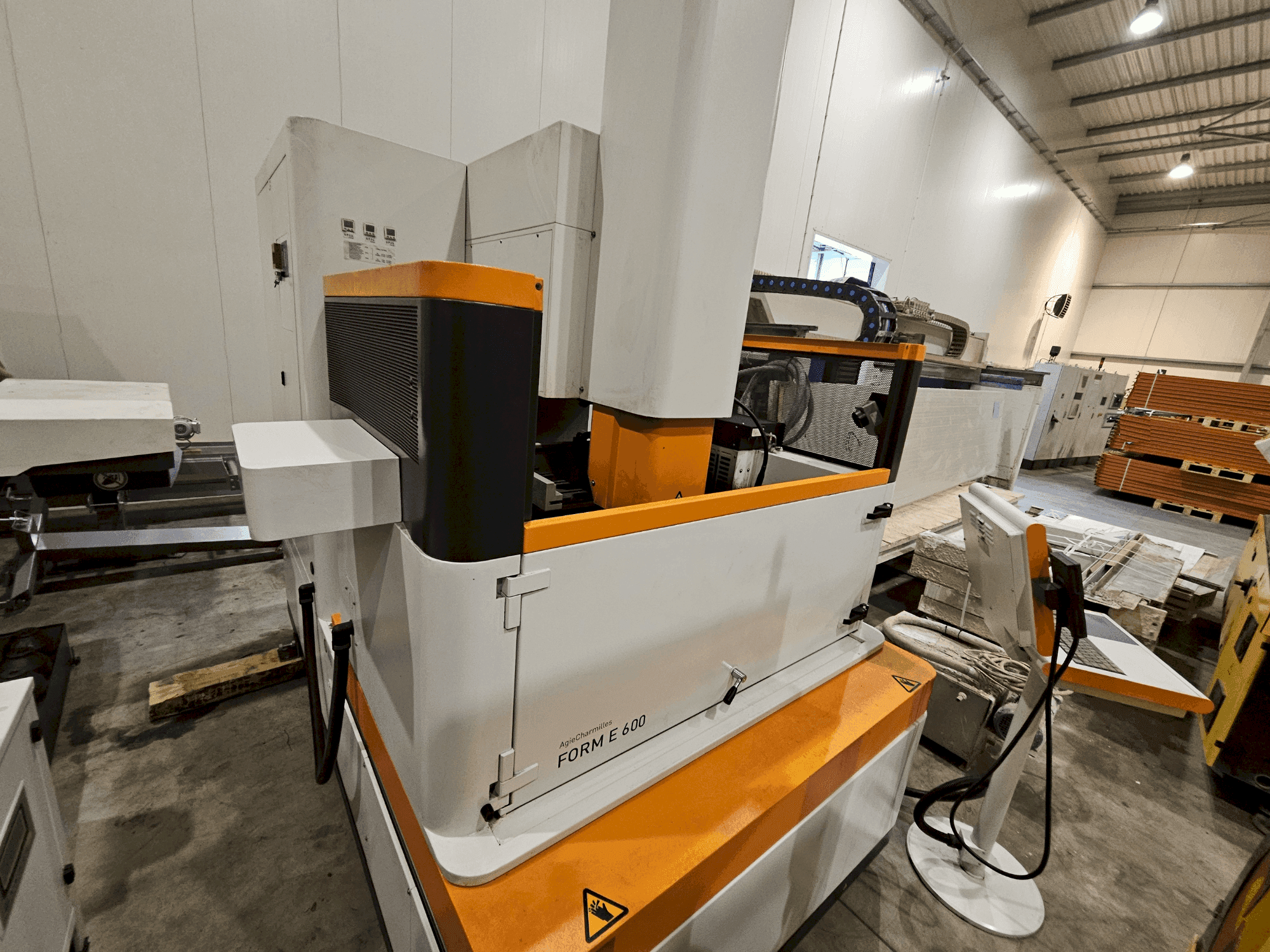 AgieCharmilles Form E 600-maskinen framifrån