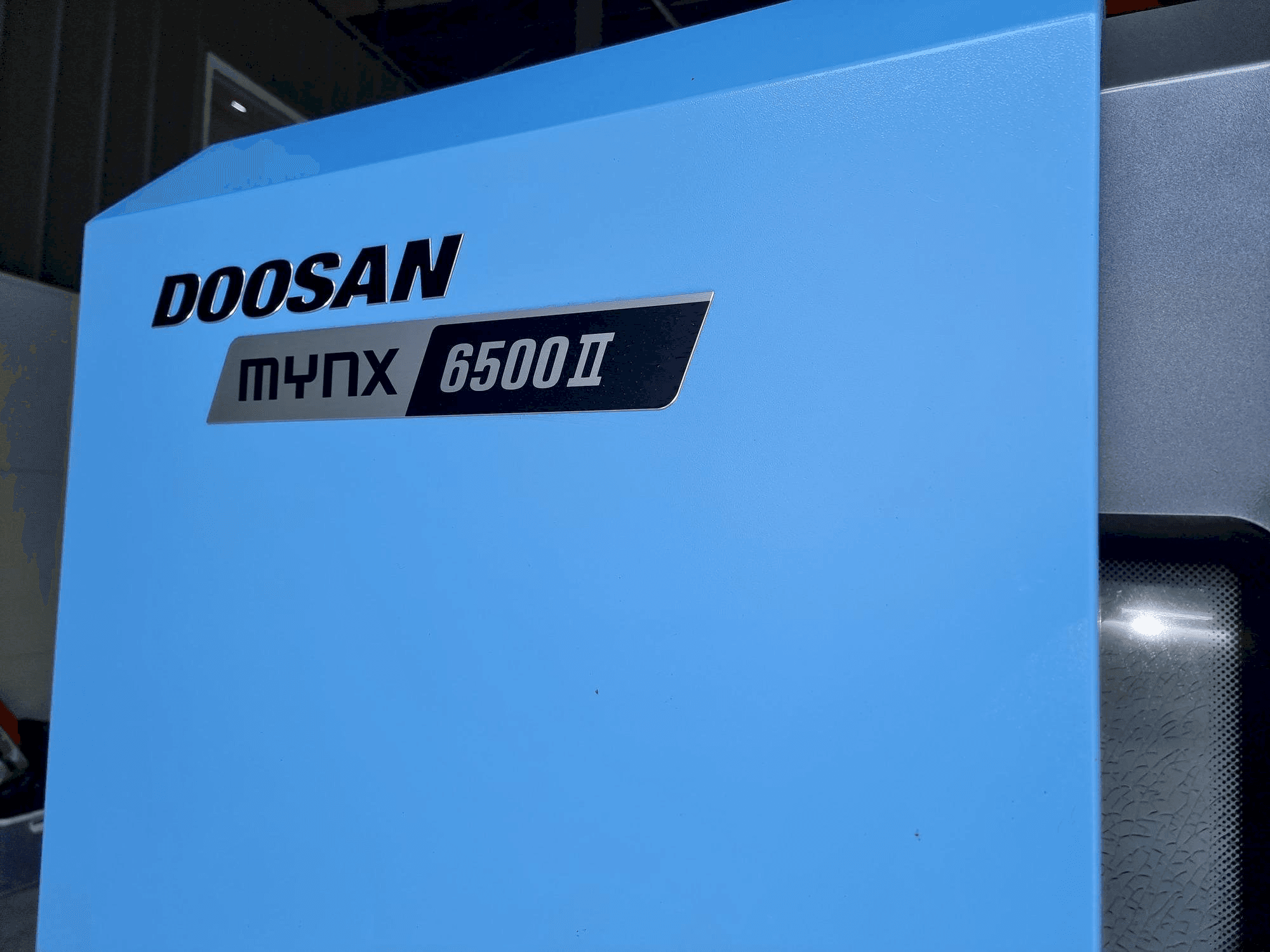 Doosan MYNX 6500Ⅱ-maskinen framifrån