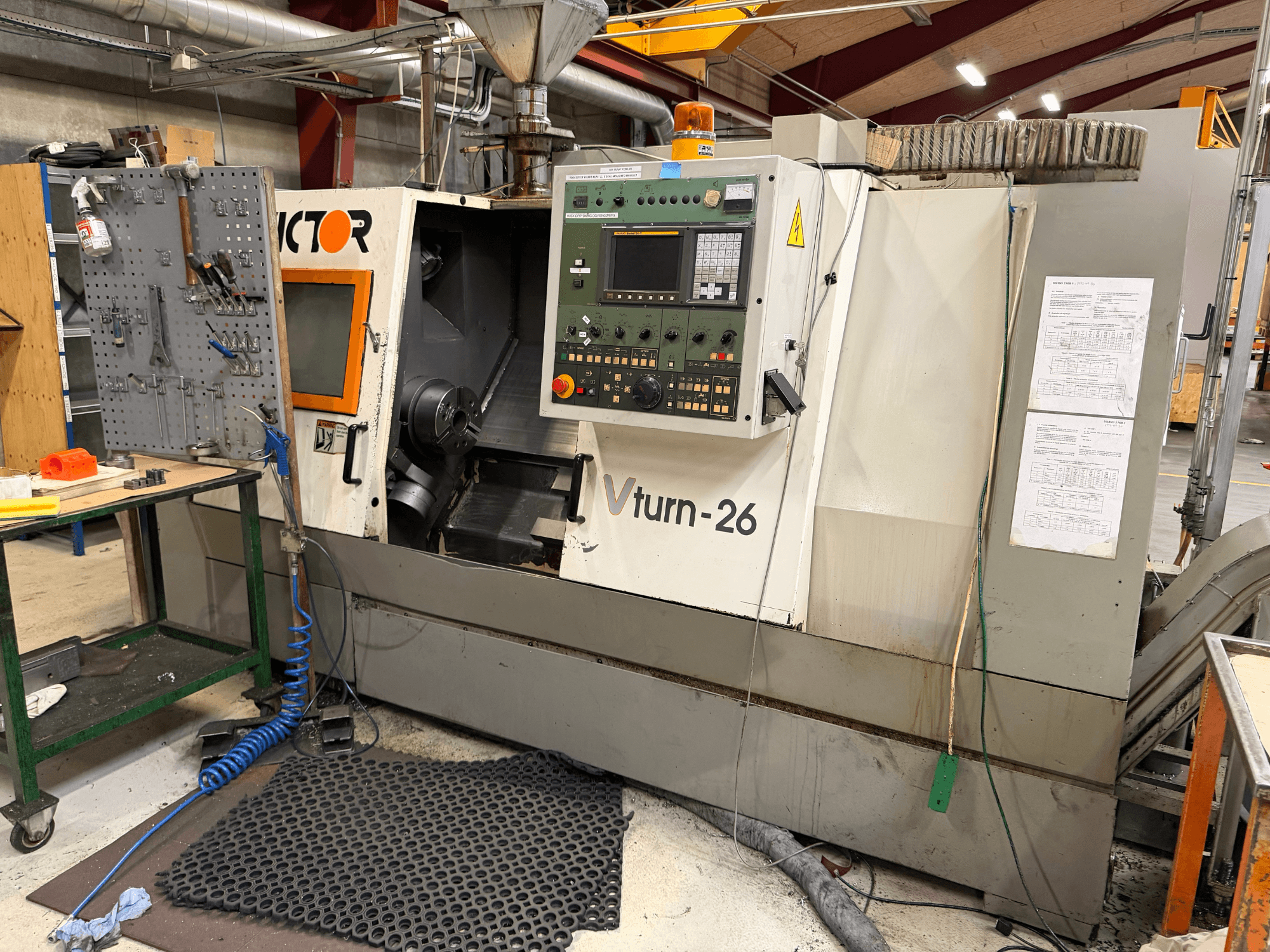 Victor VTurn-26, en horisontell svarv, sett framifrån, visar kontrollpanelen och driftskomponenterna i en verkstadsmiljö.