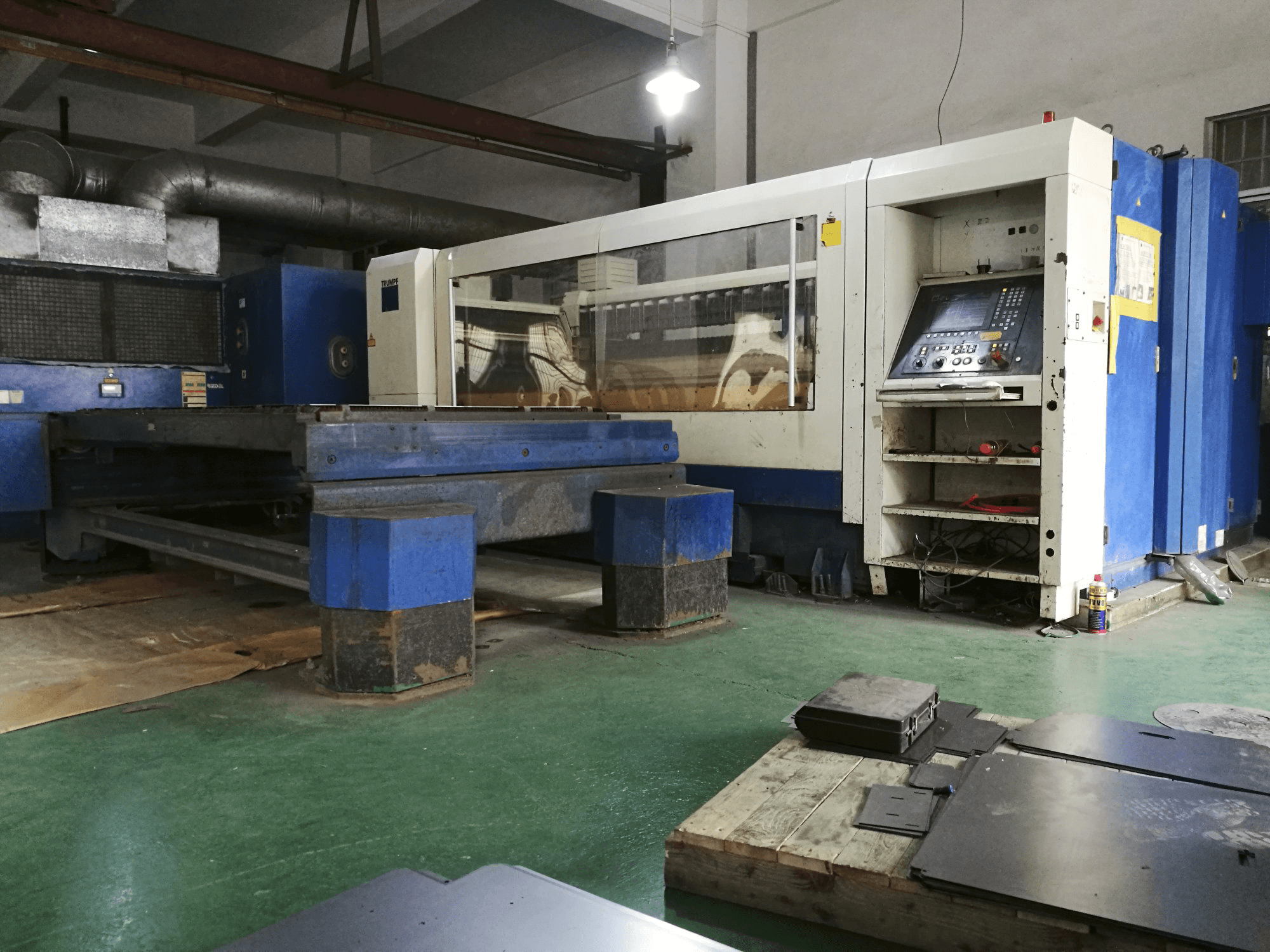 Trumpf-maskinen sedd från högerTruLaser 2525