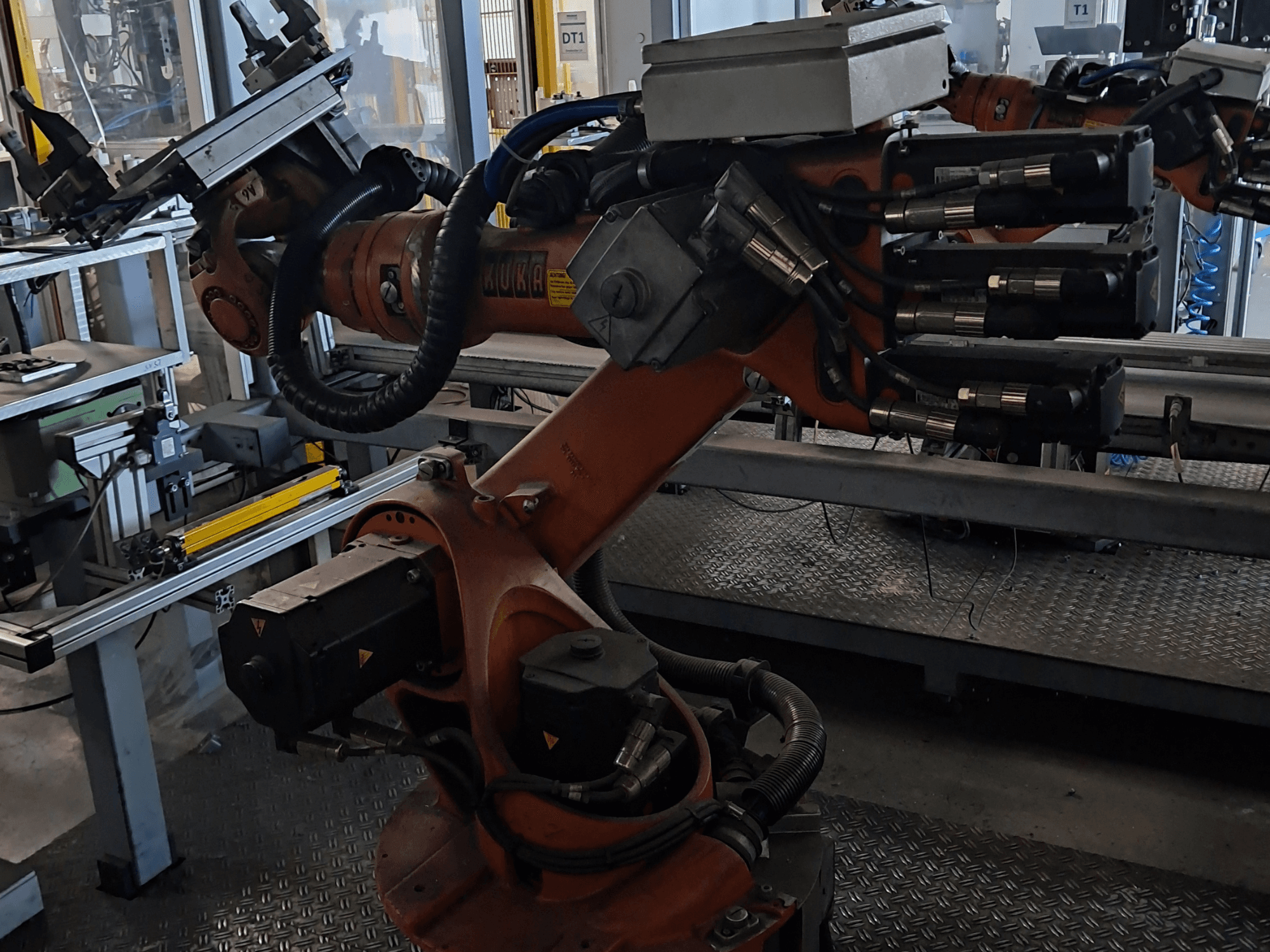 KUKA KR 16-2-robotarm med KRC 4-styrenhet, sedd från sidan, där ledade fogar och hydrauliska anslutningar syns.