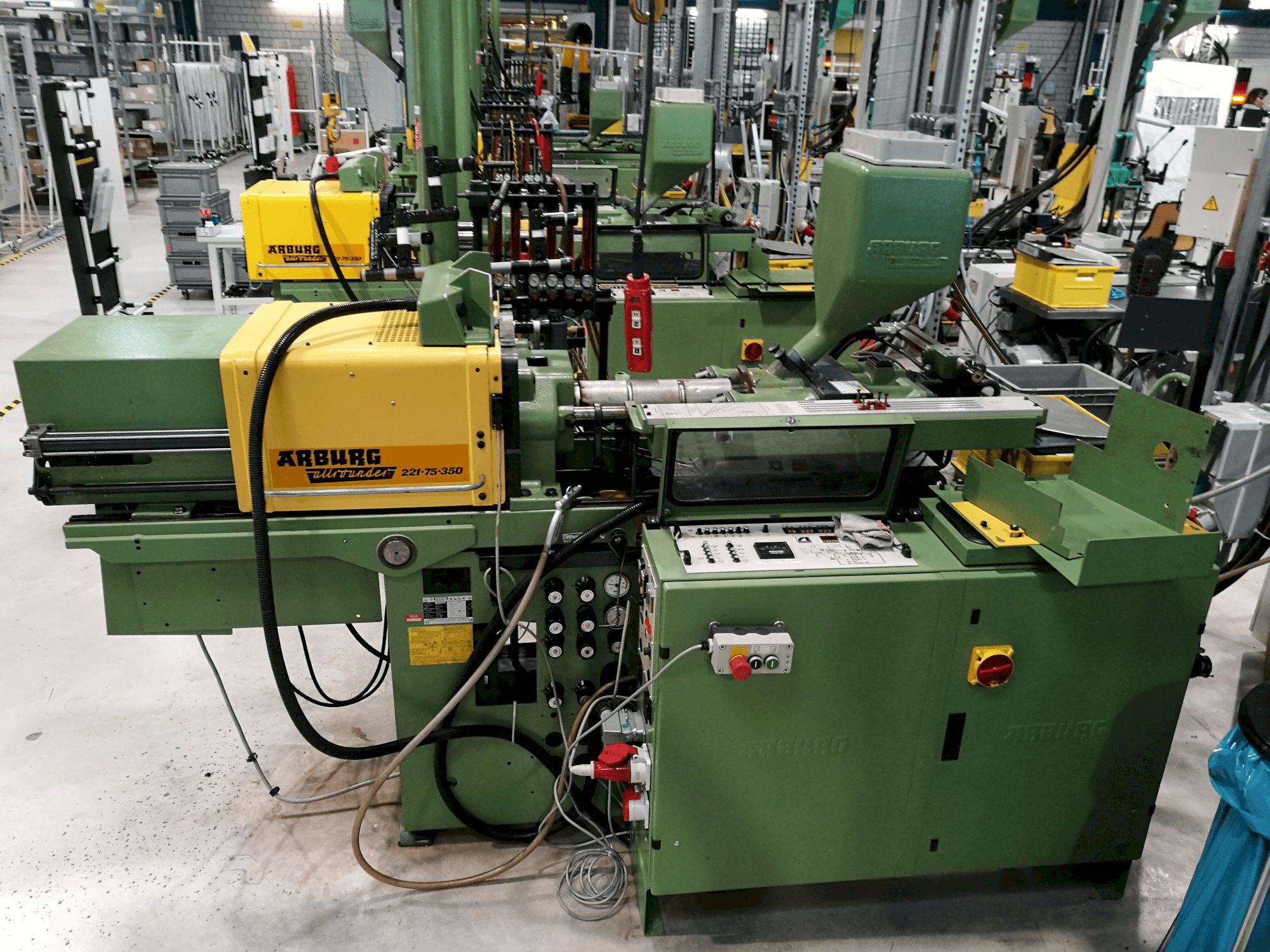 Arburg-maskinen sedd från höger sidaAllrounder 221-75-350